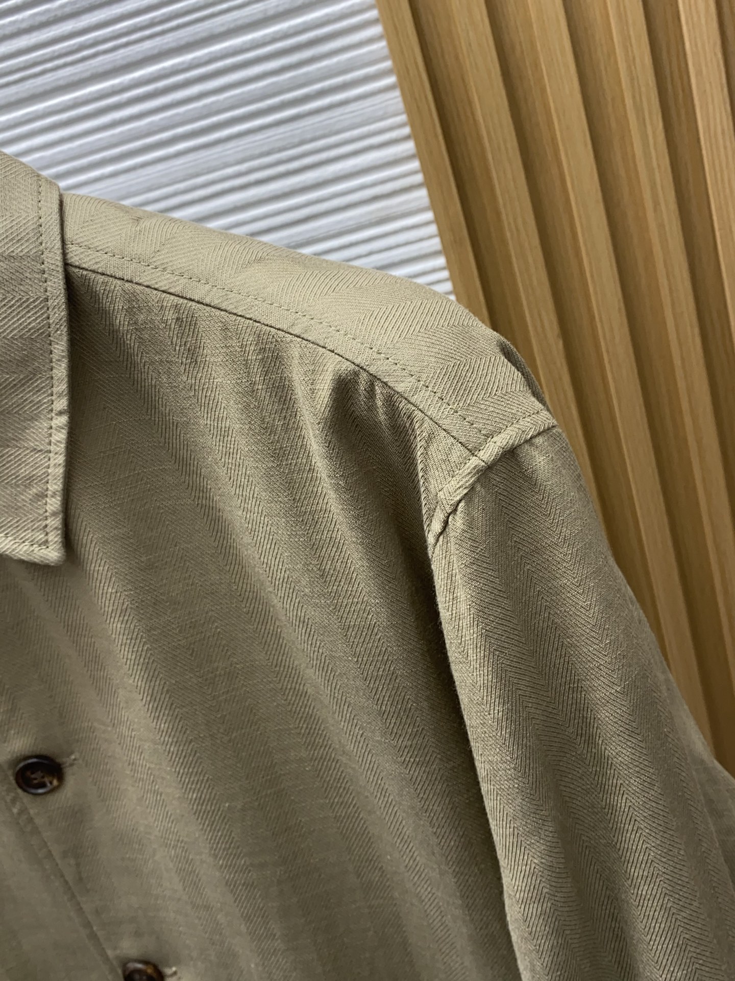 loro Piana 诺优翩雅 2026新款男士定制翻领商务休闲夹克外套。穿上简约干练的休闲外套，又是活