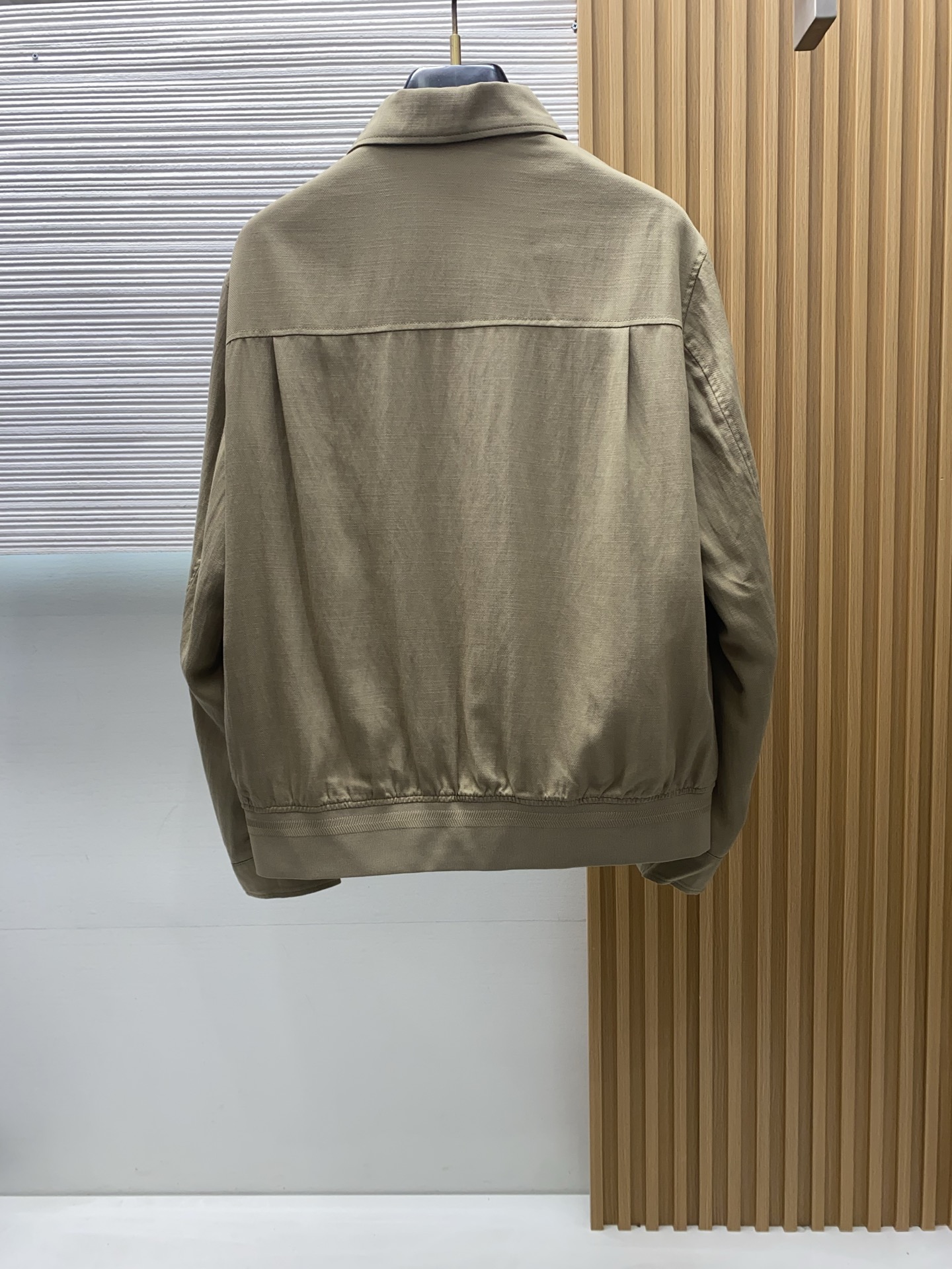 loro Piana 诺优翩雅 2026新款男士定制翻领商务休闲夹克外套。穿上简约干练的休闲外套，又是活