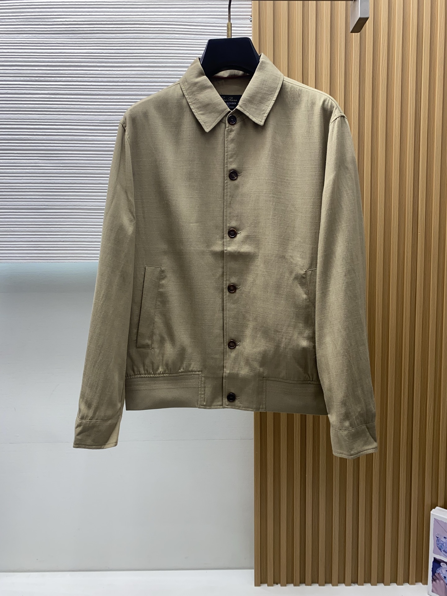loro Piana 诺优翩雅 2026新款男士定制翻领商务休闲夹克外套。穿上简约干练的休闲外套，又是活