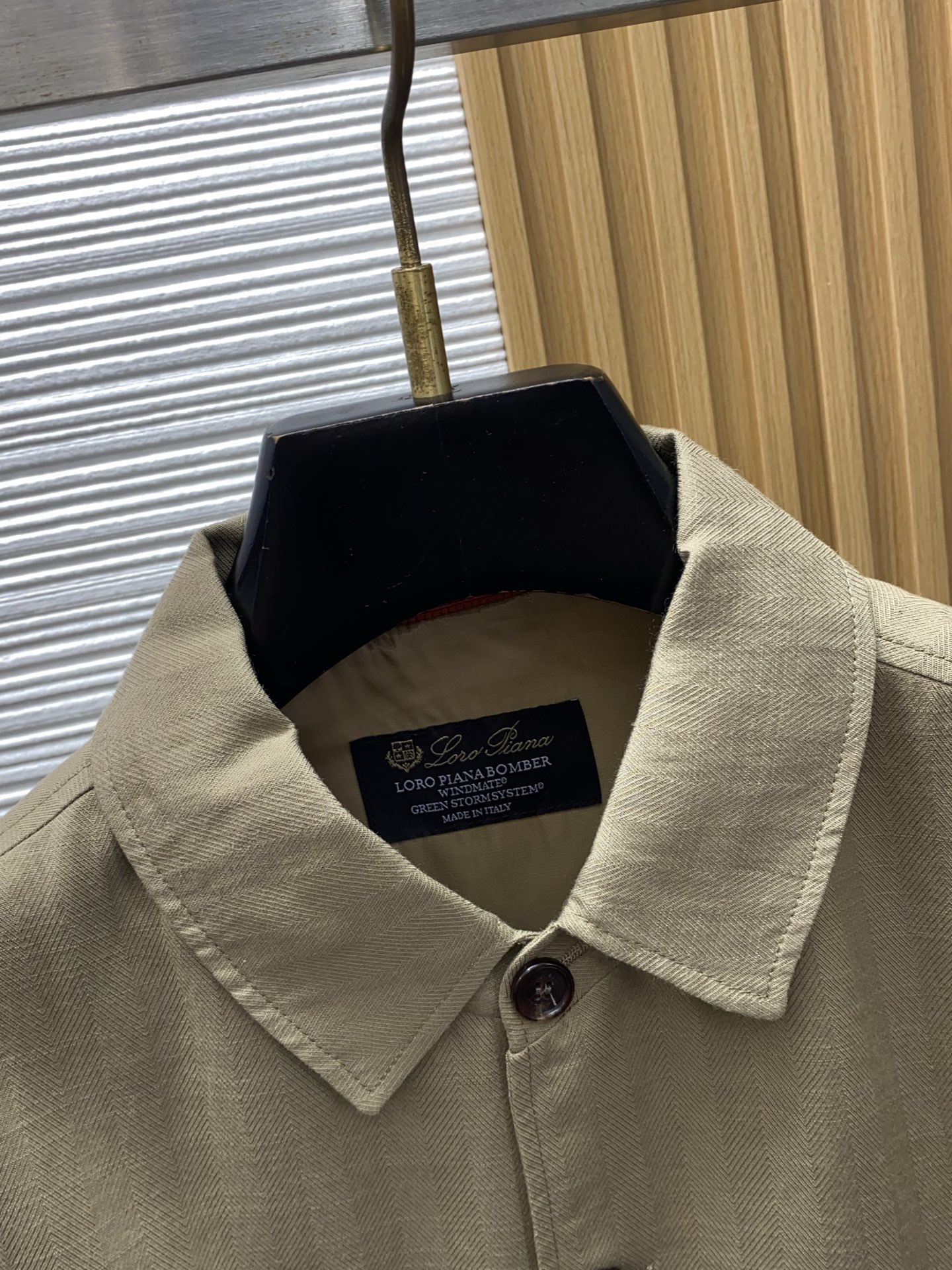 loro Piana 诺优翩雅 2026新款男士定制翻领商务休闲夹克外套。穿上简约干练的休闲外套，又是活