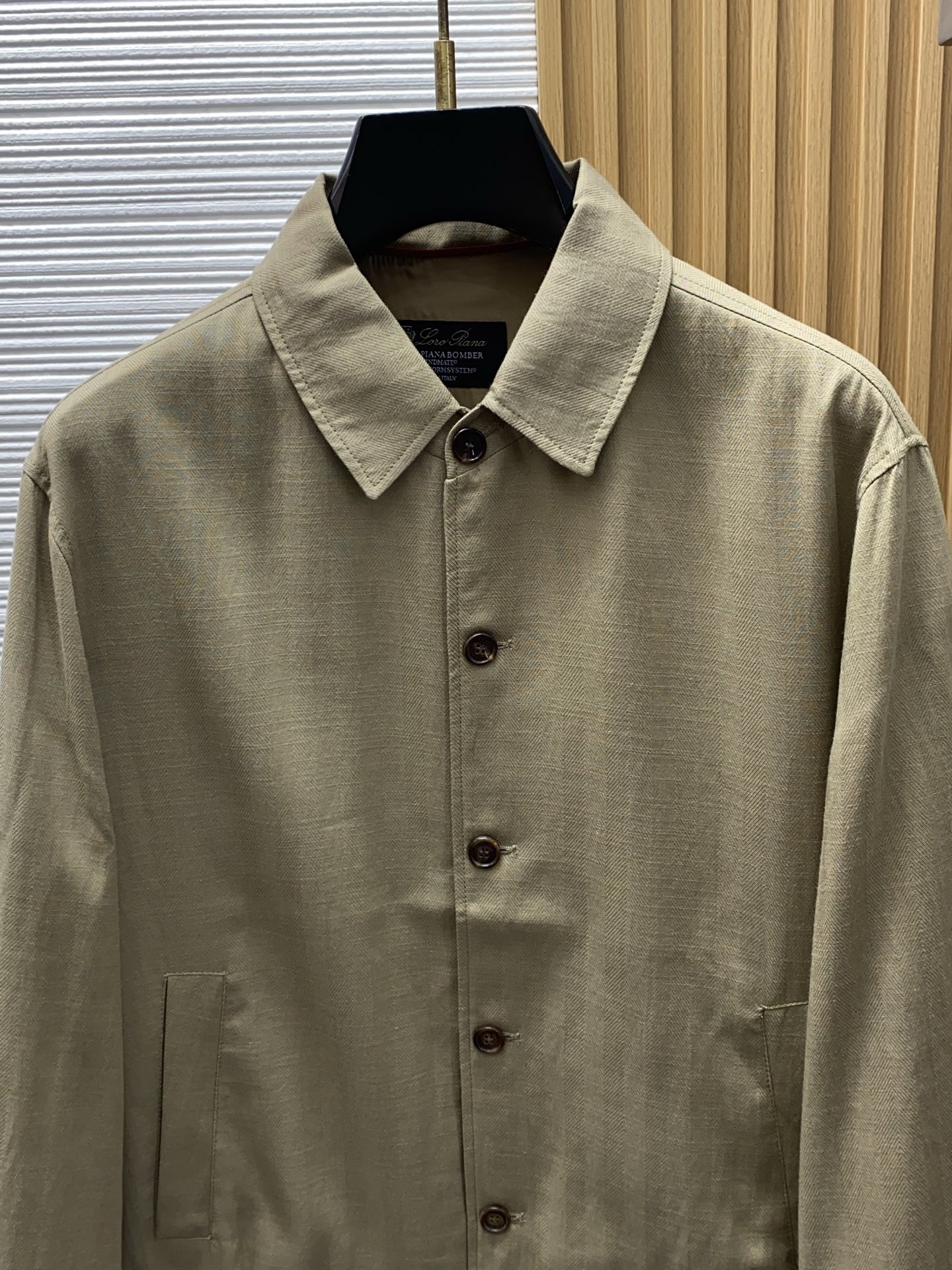 loro Piana 诺优翩雅 2026新款男士定制翻领商务休闲夹克外套。穿上简约干练的休闲外套，又是活