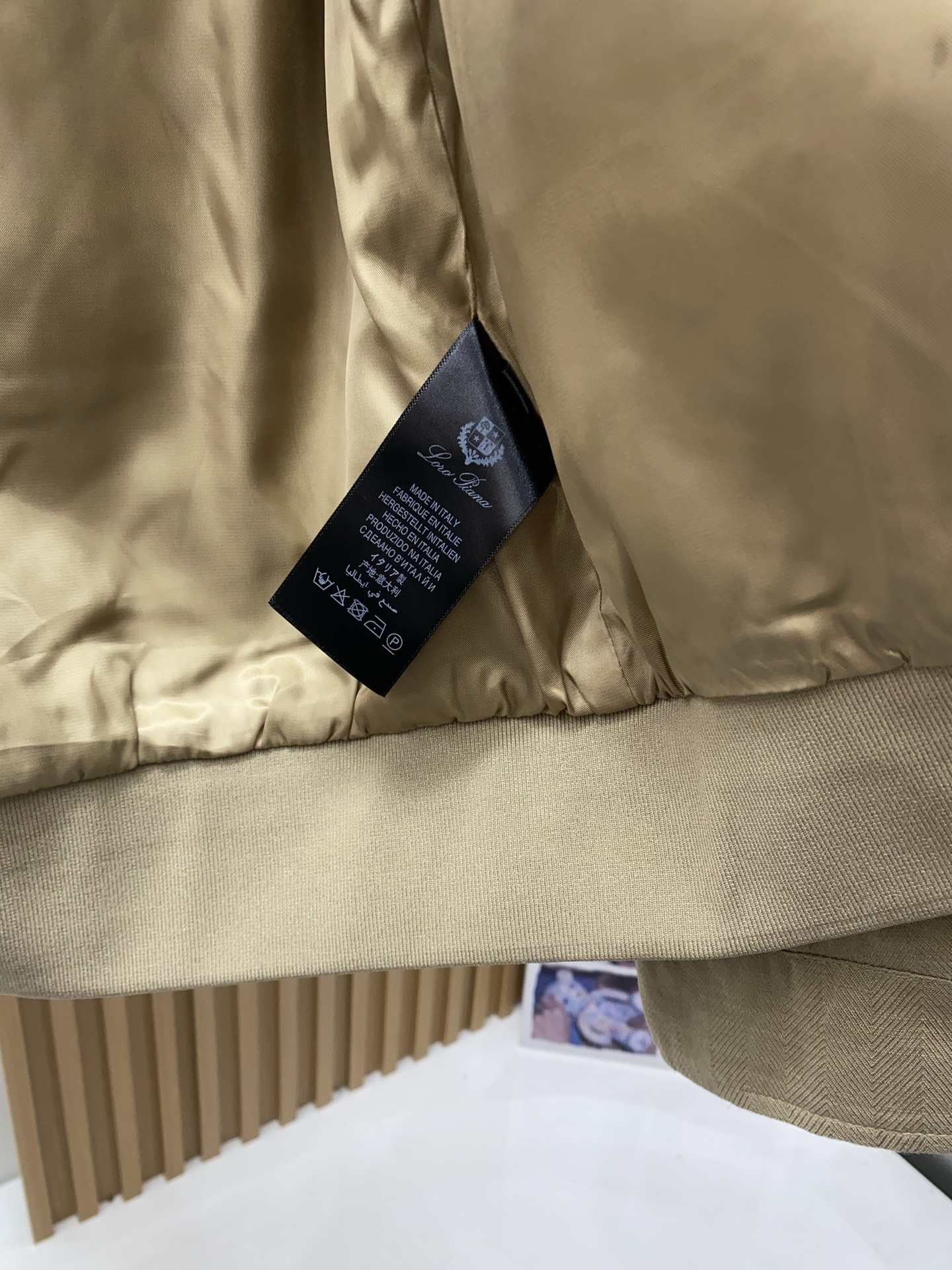 loro Piana 诺优翩雅 2026新款男士定制翻领商务休闲夹克外套。穿上简约干练的休闲外套，又是活