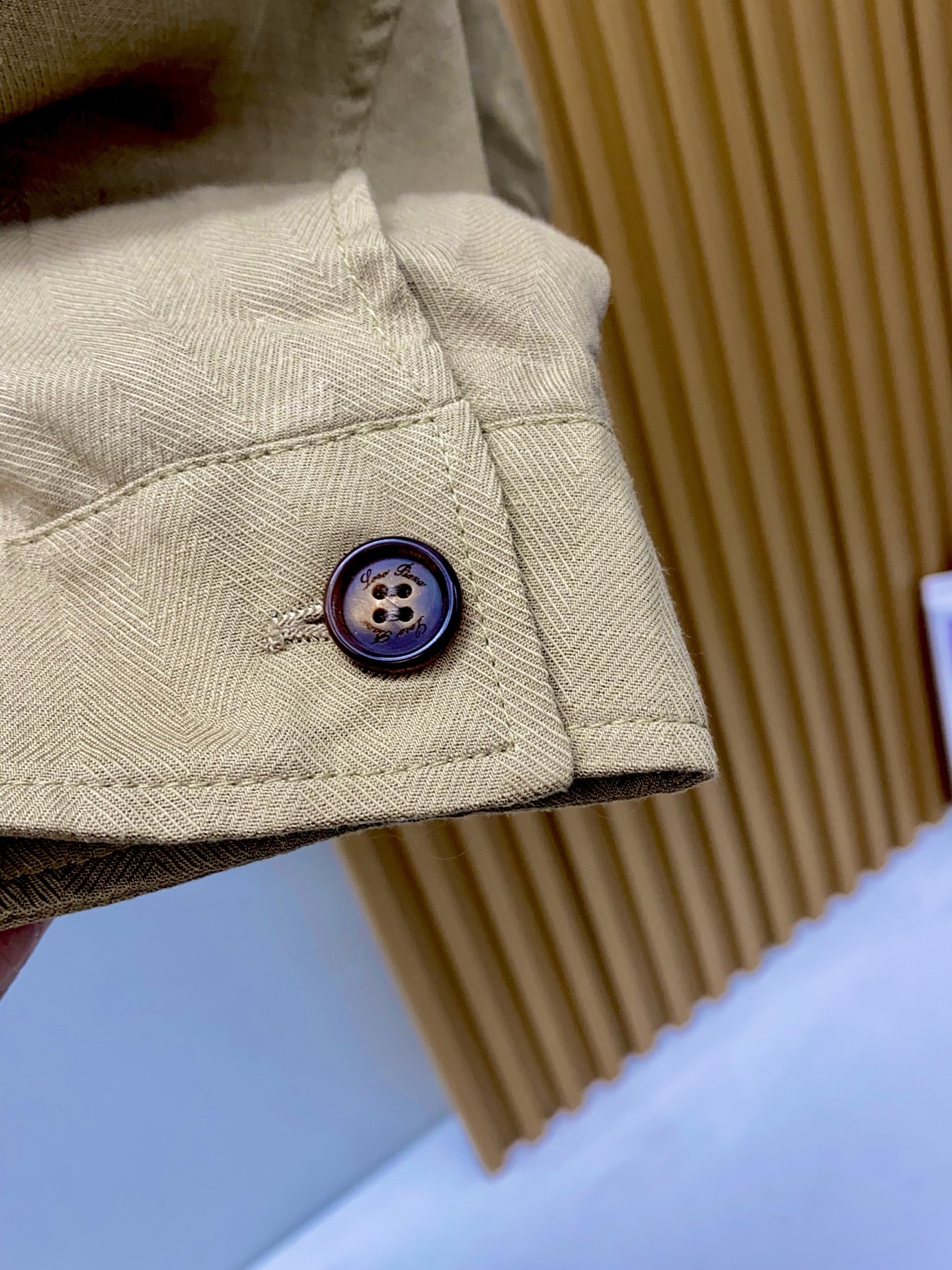 loro Piana 诺优翩雅 2026新款男士定制翻领商务休闲夹克外套。穿上简约干练的休闲外套，又是活