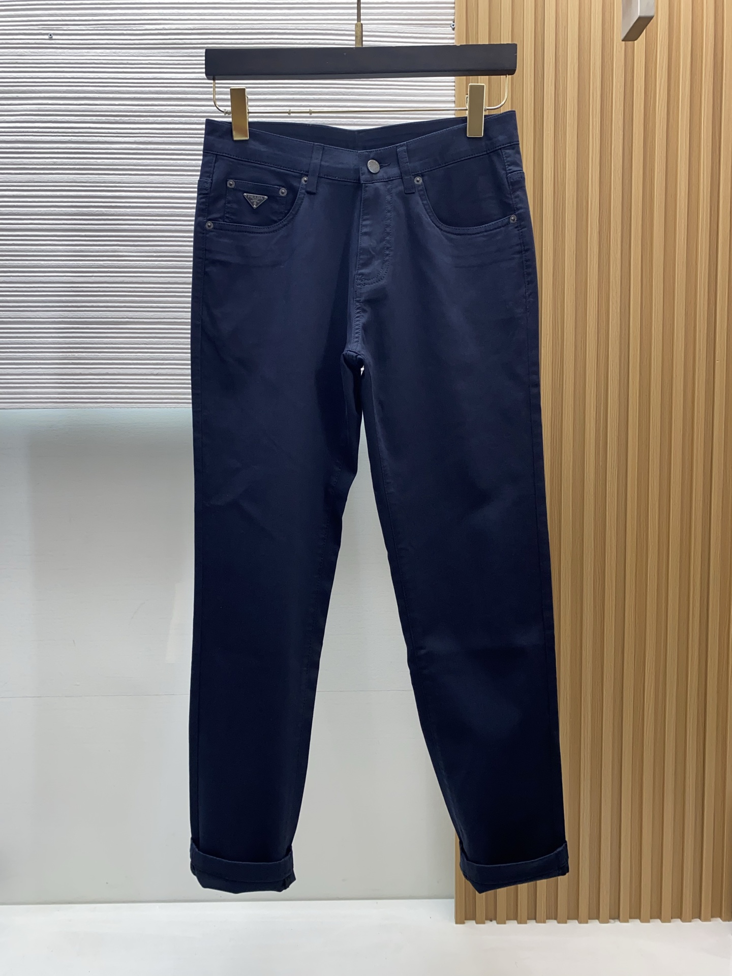 普拉达 26春夏新款牛仔五袋休闲裤 干净利落剪裁，都市风十足 采用精纺面料手感软糯干爽，上身效果挺括有型