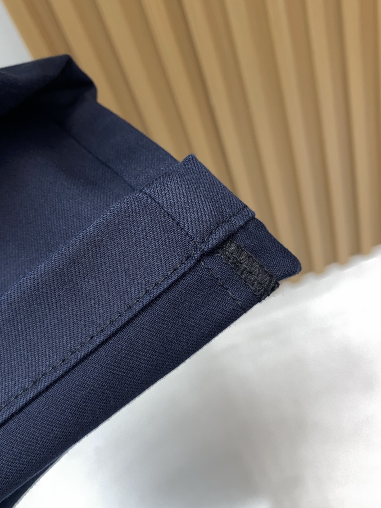 普拉达 26春夏新款牛仔五袋休闲裤 干净利落剪裁，都市风十足 采用精纺面料手感软糯干爽，上身效果挺括有型