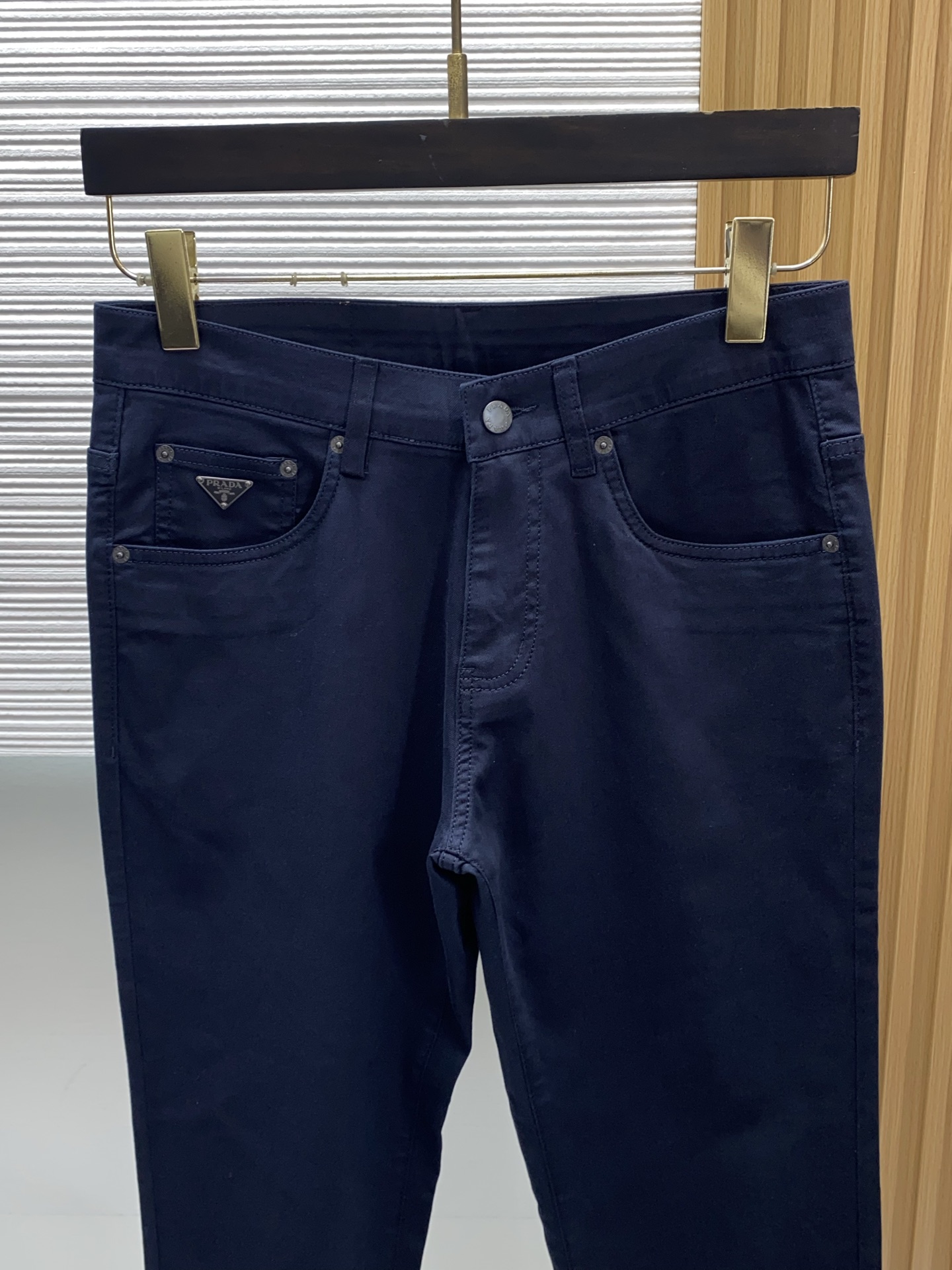 普拉达 26春夏新款牛仔五袋休闲裤 干净利落剪裁，都市风十足 采用精纺面料手感软糯干爽，上身效果挺括有型