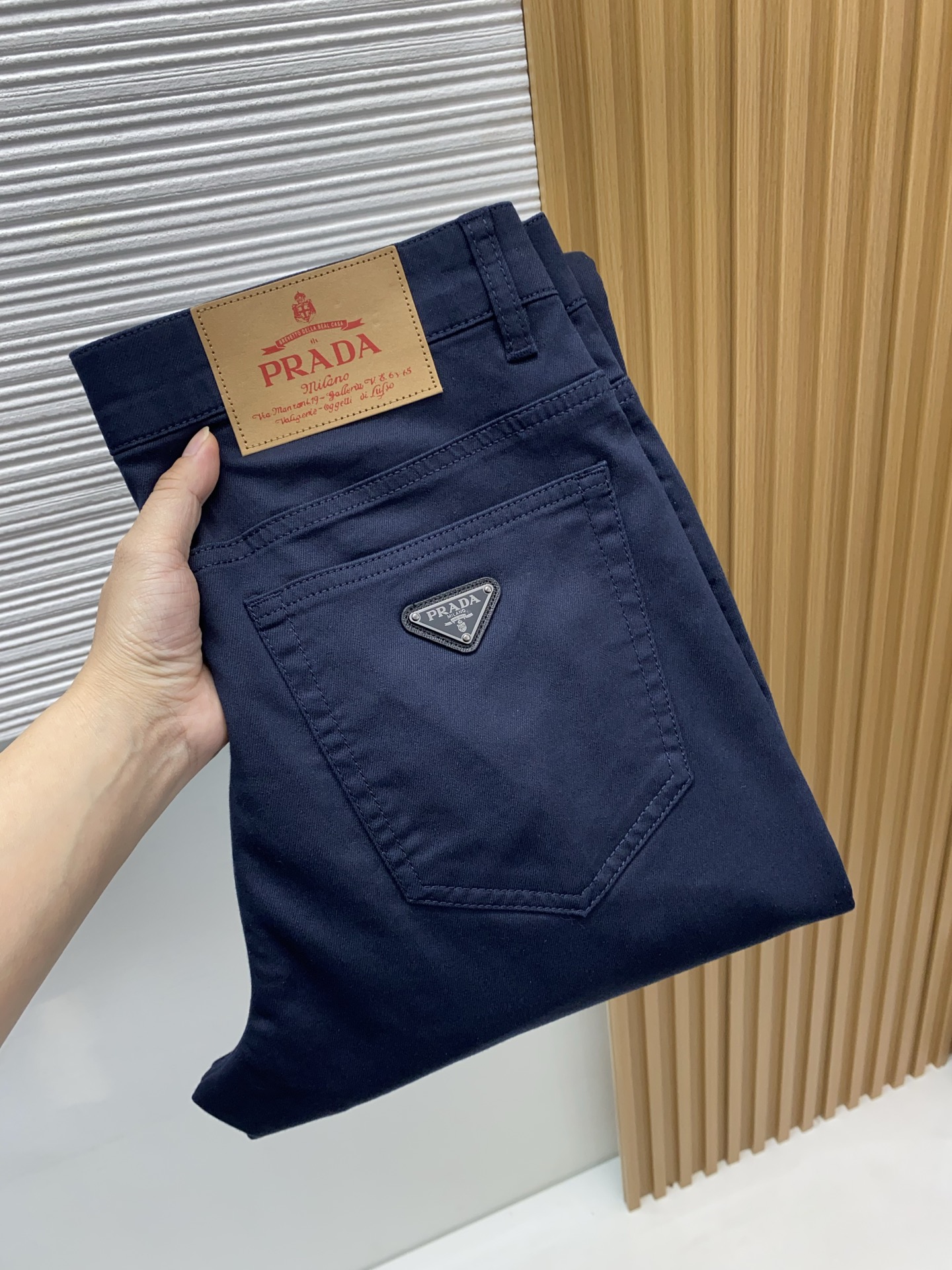 普拉达 26春夏新款牛仔五袋休闲裤 干净利落剪裁，都市风十足 采用精纺面料手感软糯干爽，上身效果挺括有型