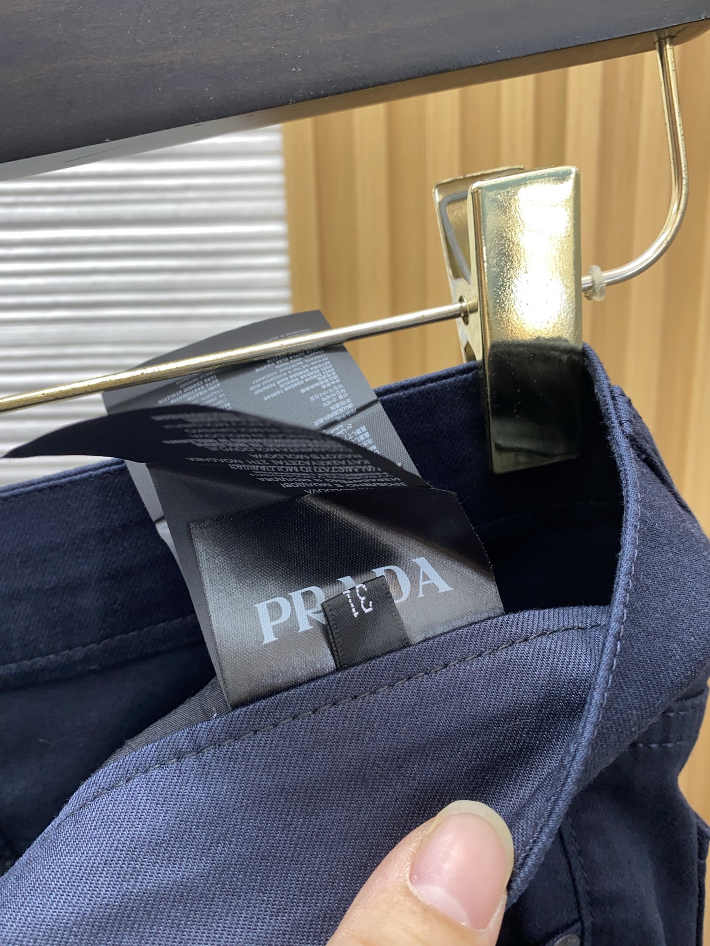 普拉达 26春夏新款牛仔五袋休闲裤 干净利落剪裁，都市风十足 采用精纺面料手感软糯干爽，上身效果挺括有型