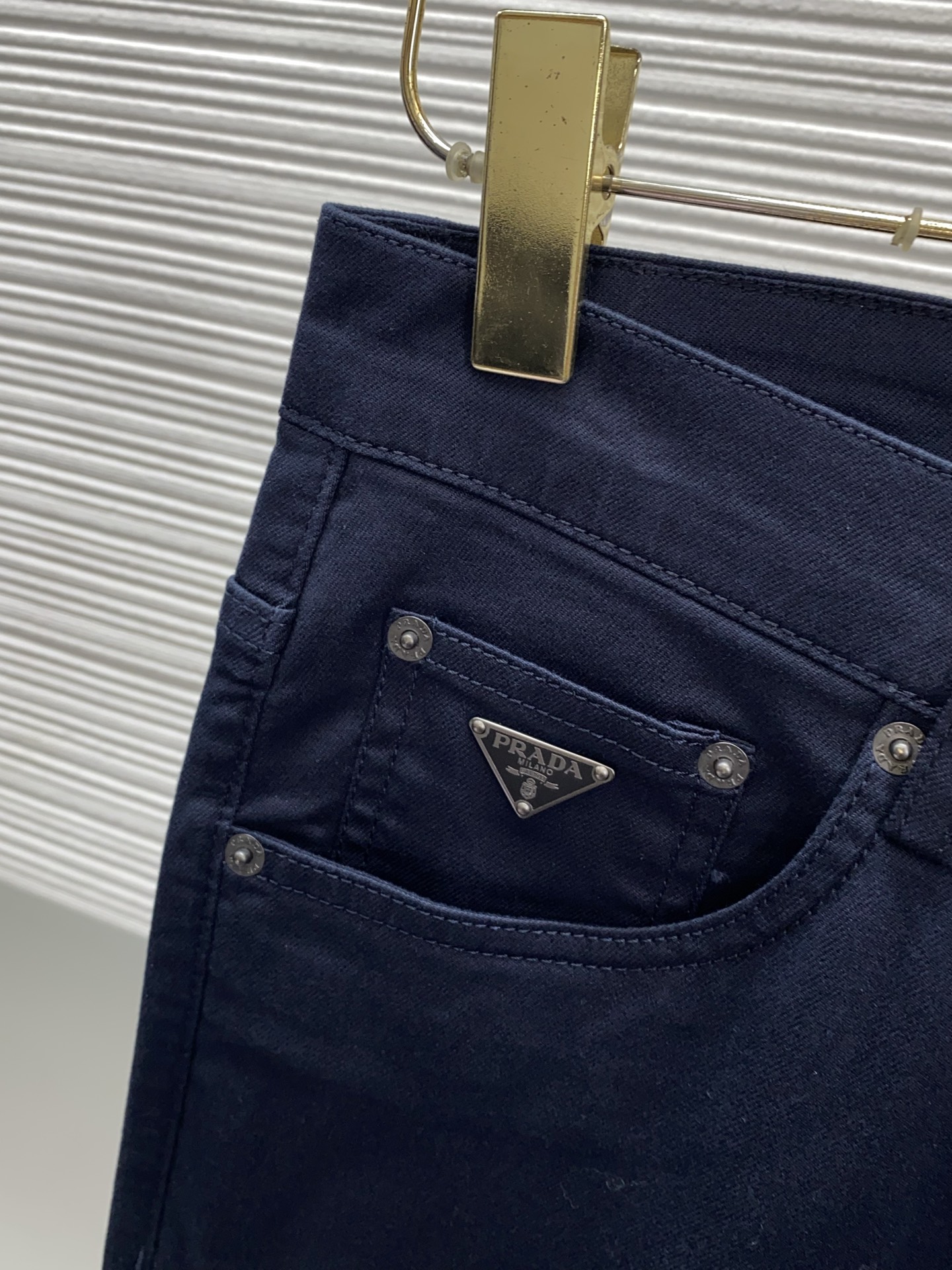 普拉达 26春夏新款牛仔五袋休闲裤 干净利落剪裁，都市风十足 采用精纺面料手感软糯干爽，上身效果挺括有型