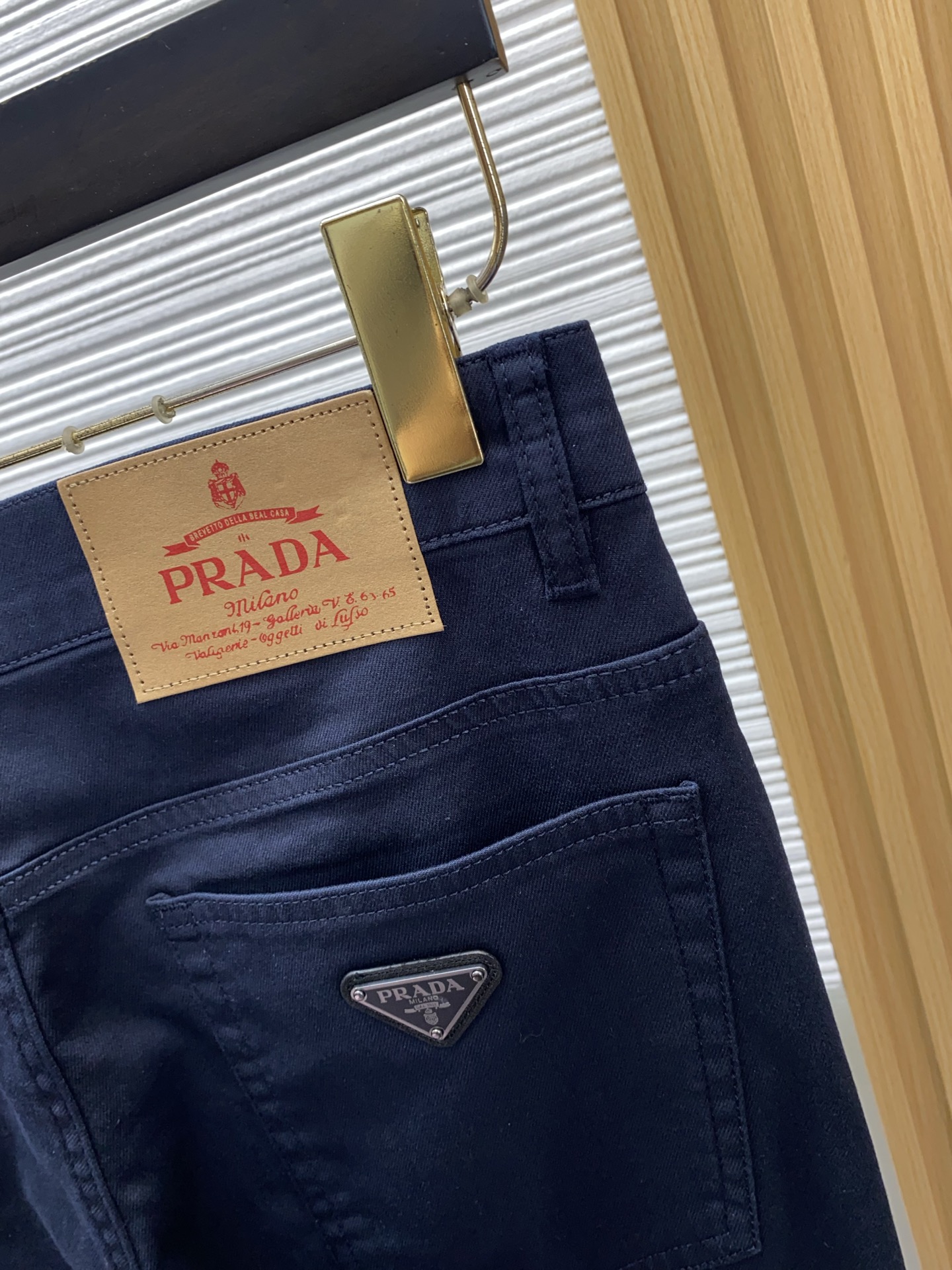 普拉达 26春夏新款牛仔五袋休闲裤 干净利落剪裁，都市风十足 采用精纺面料手感软糯干爽，上身效果挺括有型