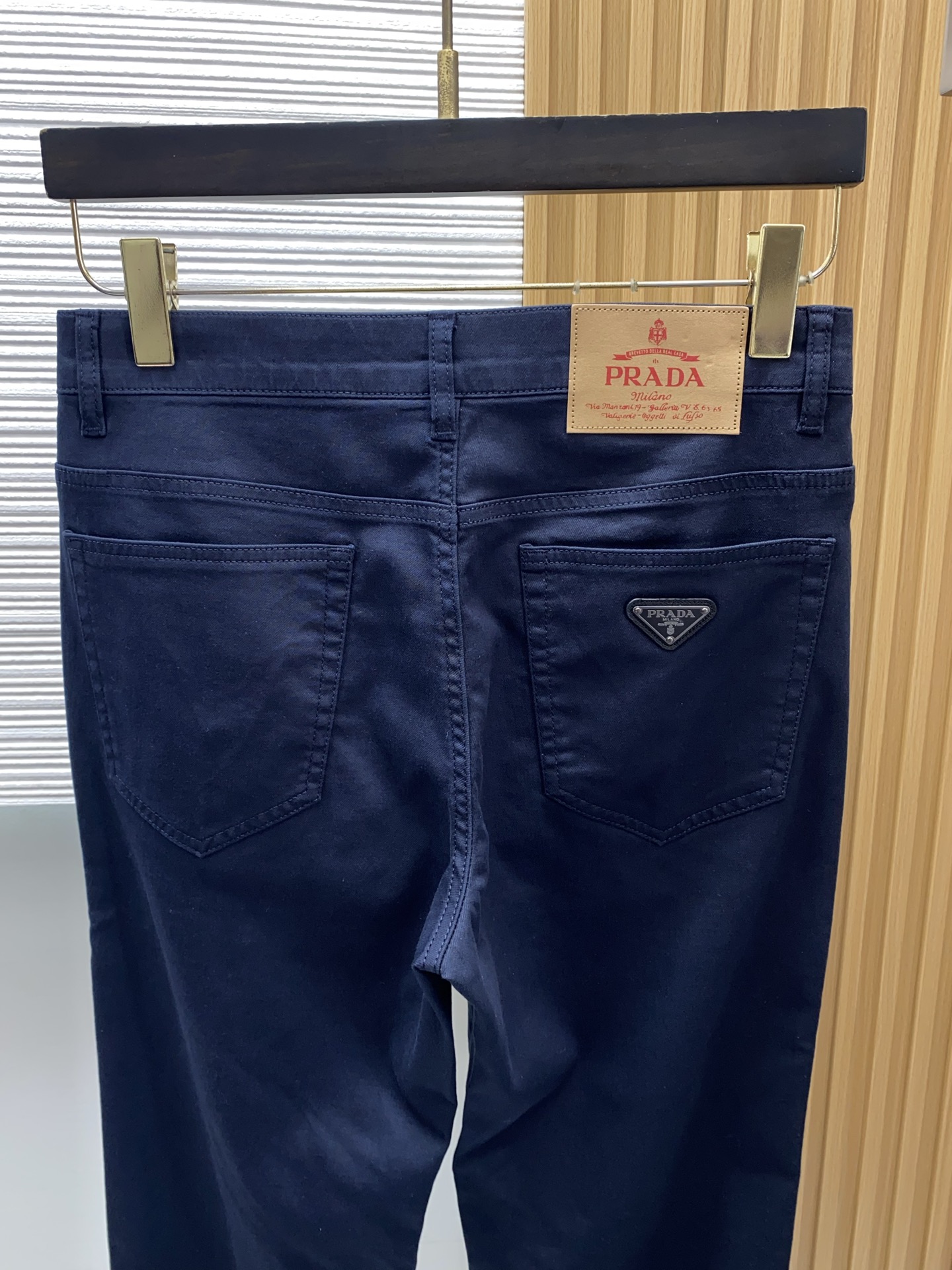 普拉达 26春夏新款牛仔五袋休闲裤 干净利落剪裁，都市风十足 采用精纺面料手感软糯干爽，上身效果挺括有型