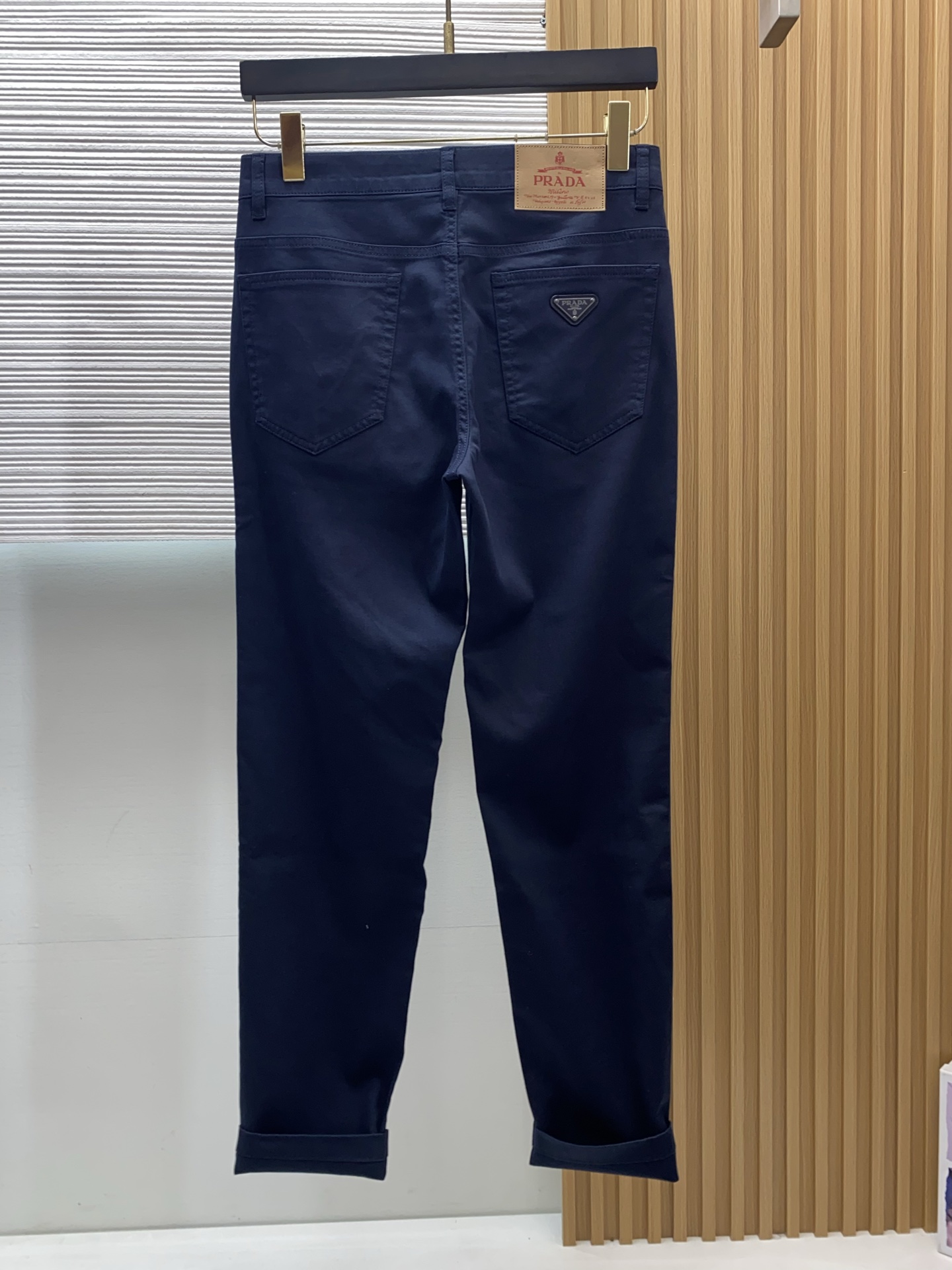 普拉达 26春夏新款牛仔五袋休闲裤 干净利落剪裁，都市风十足 采用精纺面料手感软糯干爽，上身效果挺括有型