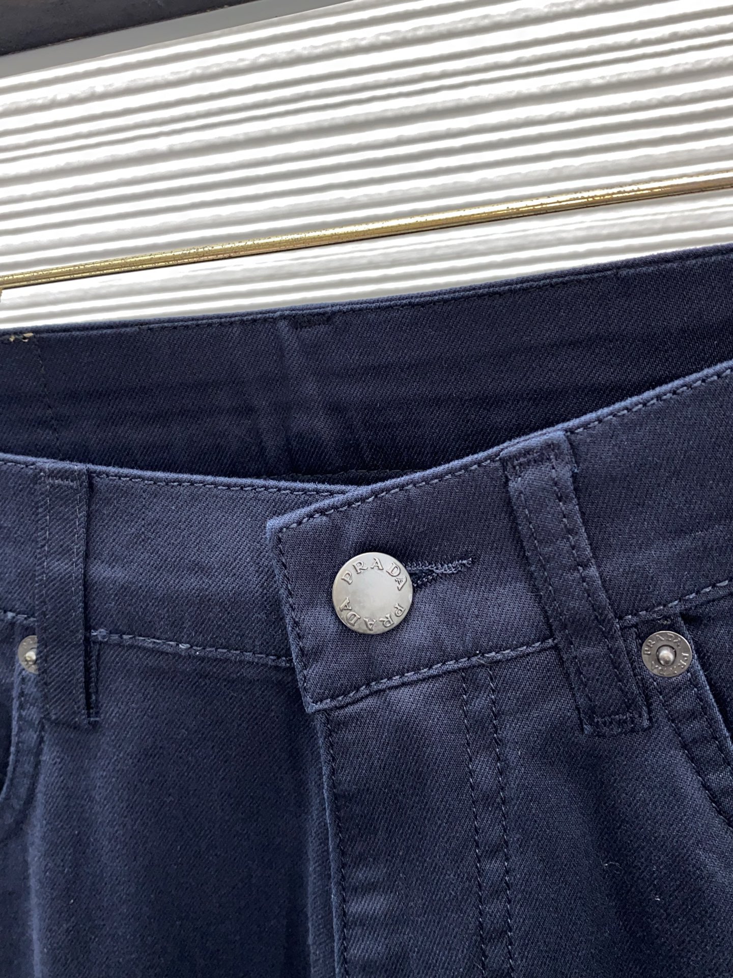 普拉达 26春夏新款牛仔五袋休闲裤 干净利落剪裁，都市风十足 采用精纺面料手感软糯干爽，上身效果挺括有型