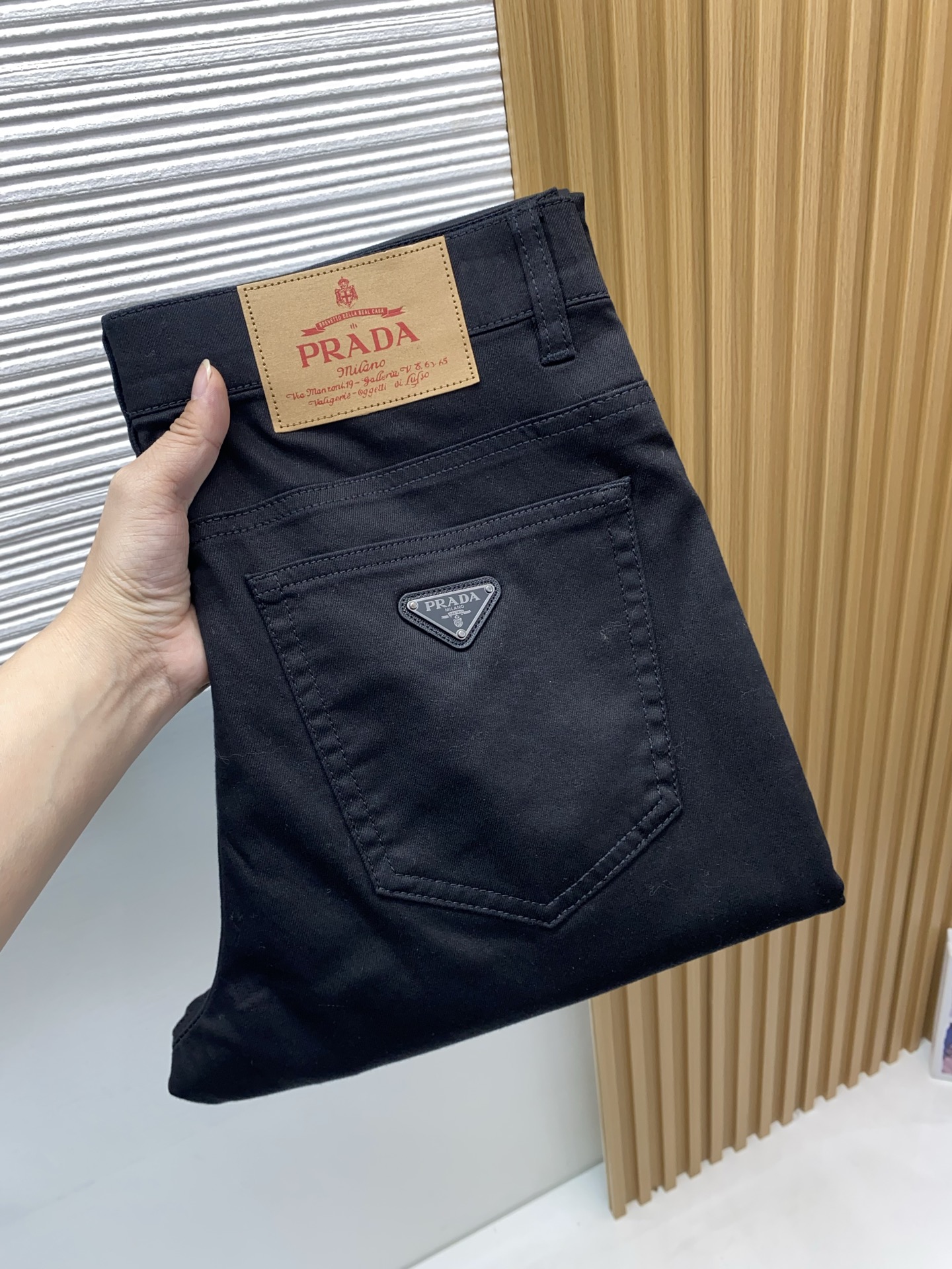 普拉达 26春夏新款牛仔五袋休闲裤 干净利落剪裁，都市风十足 采用精纺面料手感软糯干爽，上身效果挺括有型