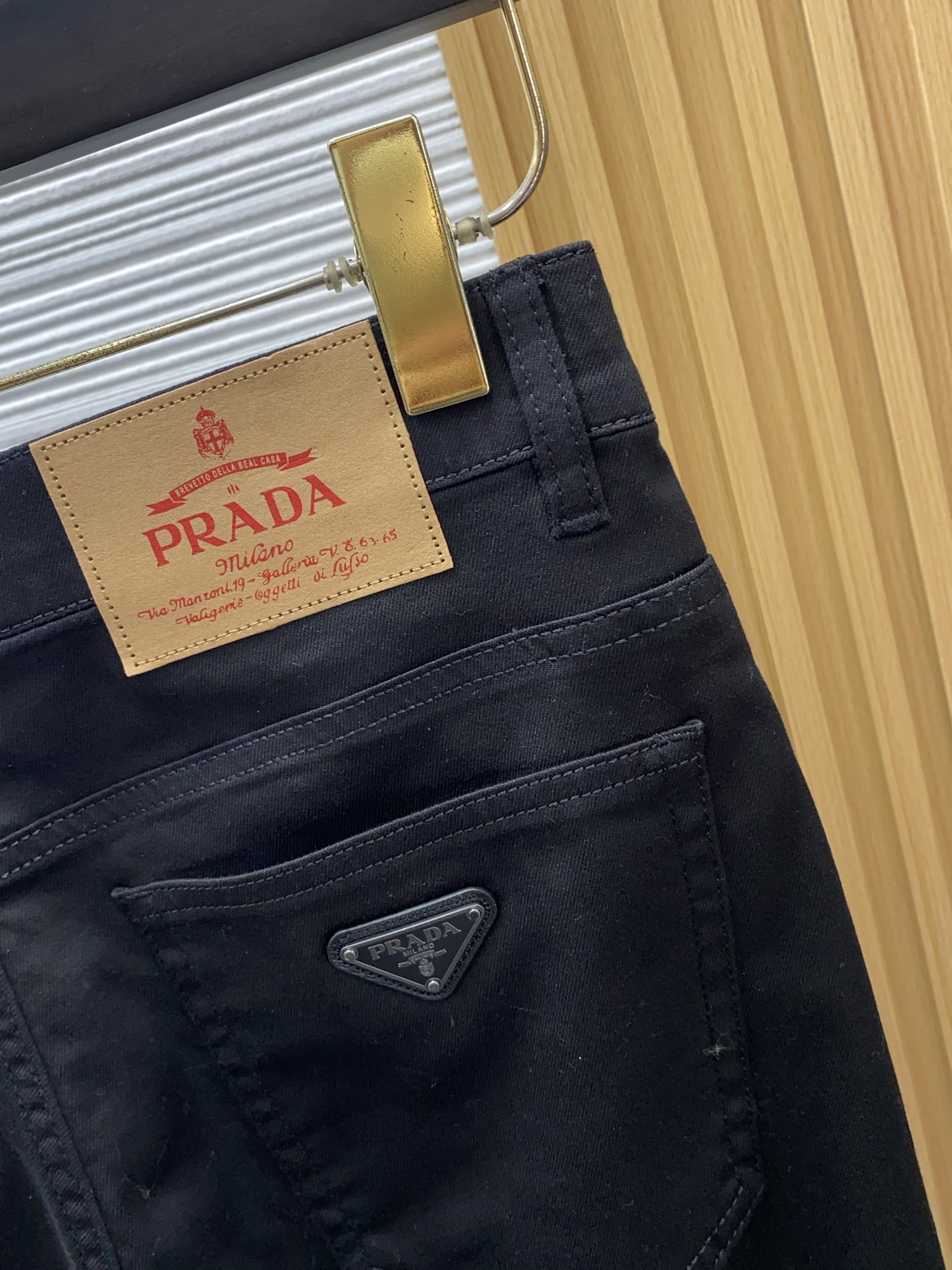 普拉达 26春夏新款牛仔五袋休闲裤 干净利落剪裁，都市风十足 采用精纺面料手感软糯干爽，上身效果挺括有型