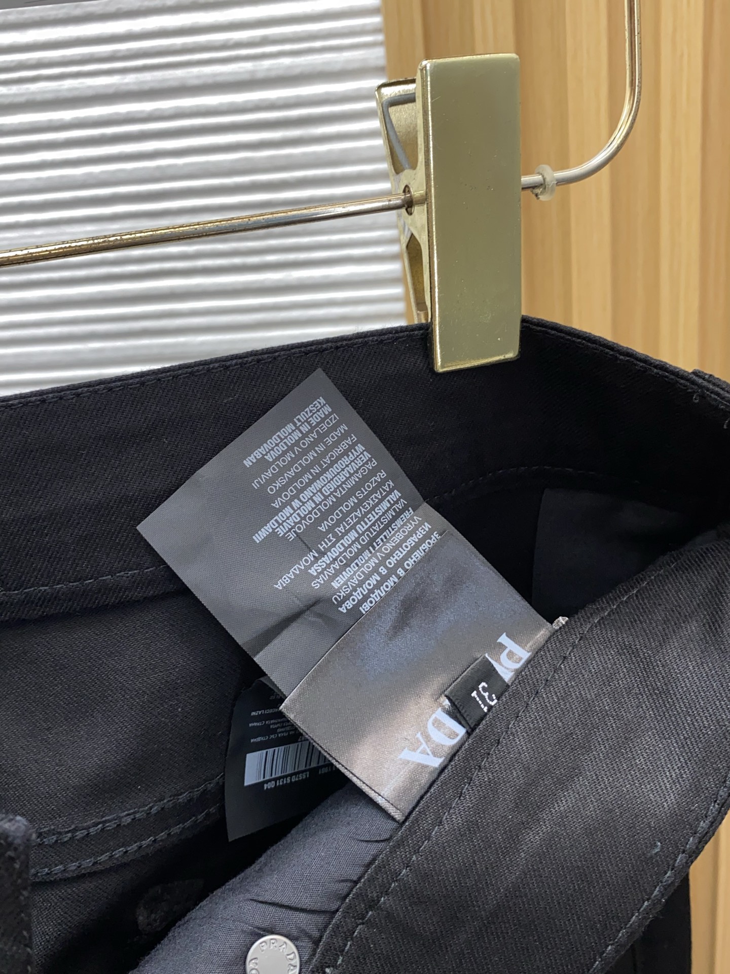 普拉达 26春夏新款牛仔五袋休闲裤 干净利落剪裁，都市风十足 采用精纺面料手感软糯干爽，上身效果挺括有型