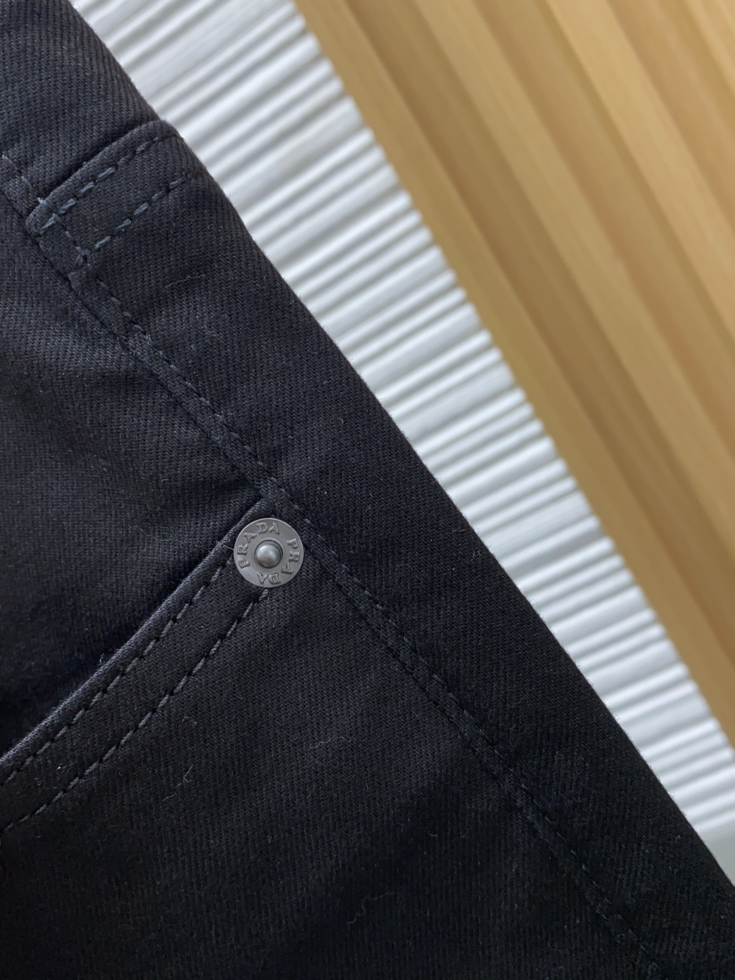 普拉达 26春夏新款牛仔五袋休闲裤 干净利落剪裁，都市风十足 采用精纺面料手感软糯干爽，上身效果挺括有型