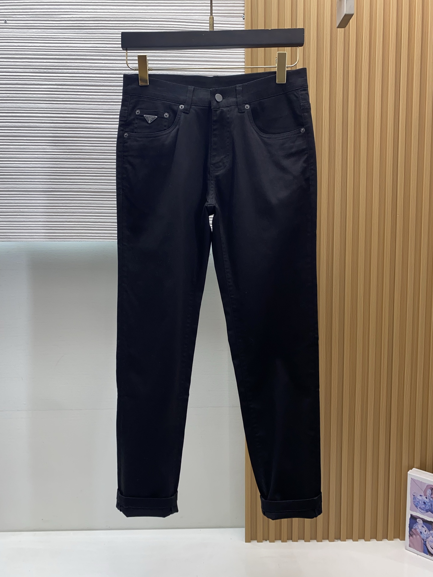 普拉达 26春夏新款牛仔五袋休闲裤 干净利落剪裁，都市风十足 采用精纺面料手感软糯干爽，上身效果挺括有型