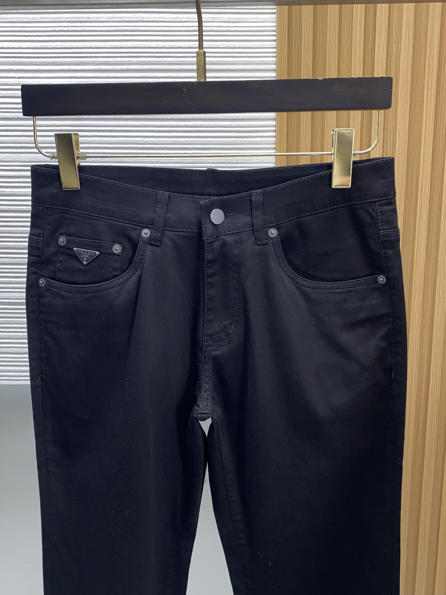 普拉达 26春夏新款牛仔五袋休闲裤 干净利落剪裁，都市风十足 采用精纺面料手感软糯干爽，上身效果挺括有型