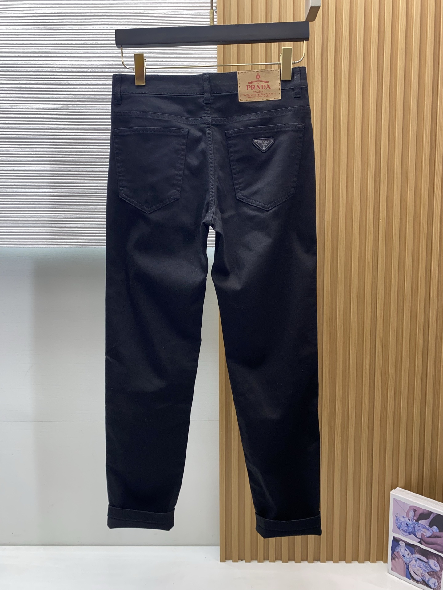 普拉达 26春夏新款牛仔五袋休闲裤 干净利落剪裁，都市风十足 采用精纺面料手感软糯干爽，上身效果挺括有型