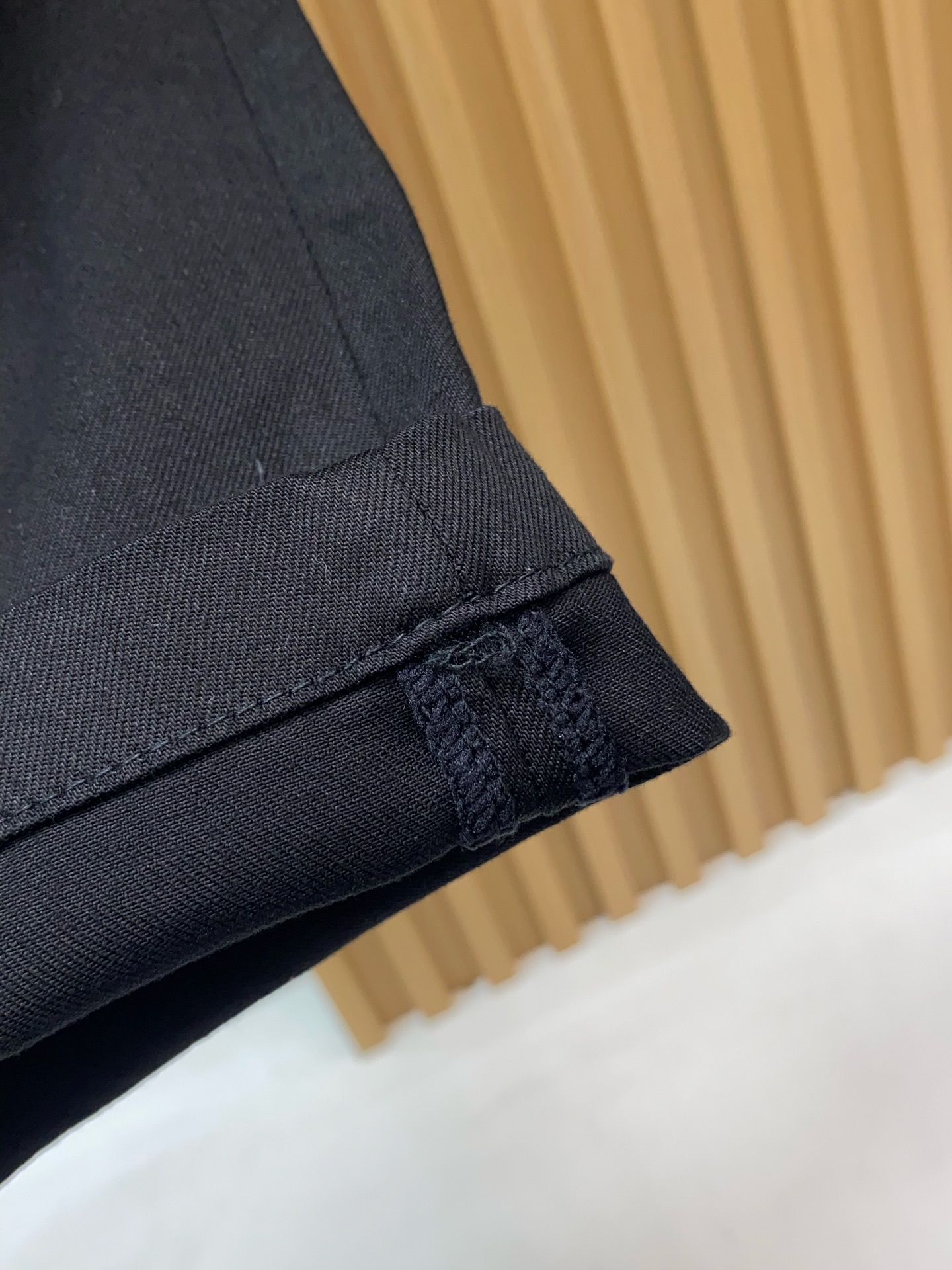 普拉达 26春夏新款牛仔五袋休闲裤 干净利落剪裁，都市风十足 采用精纺面料手感软糯干爽，上身效果挺括有型