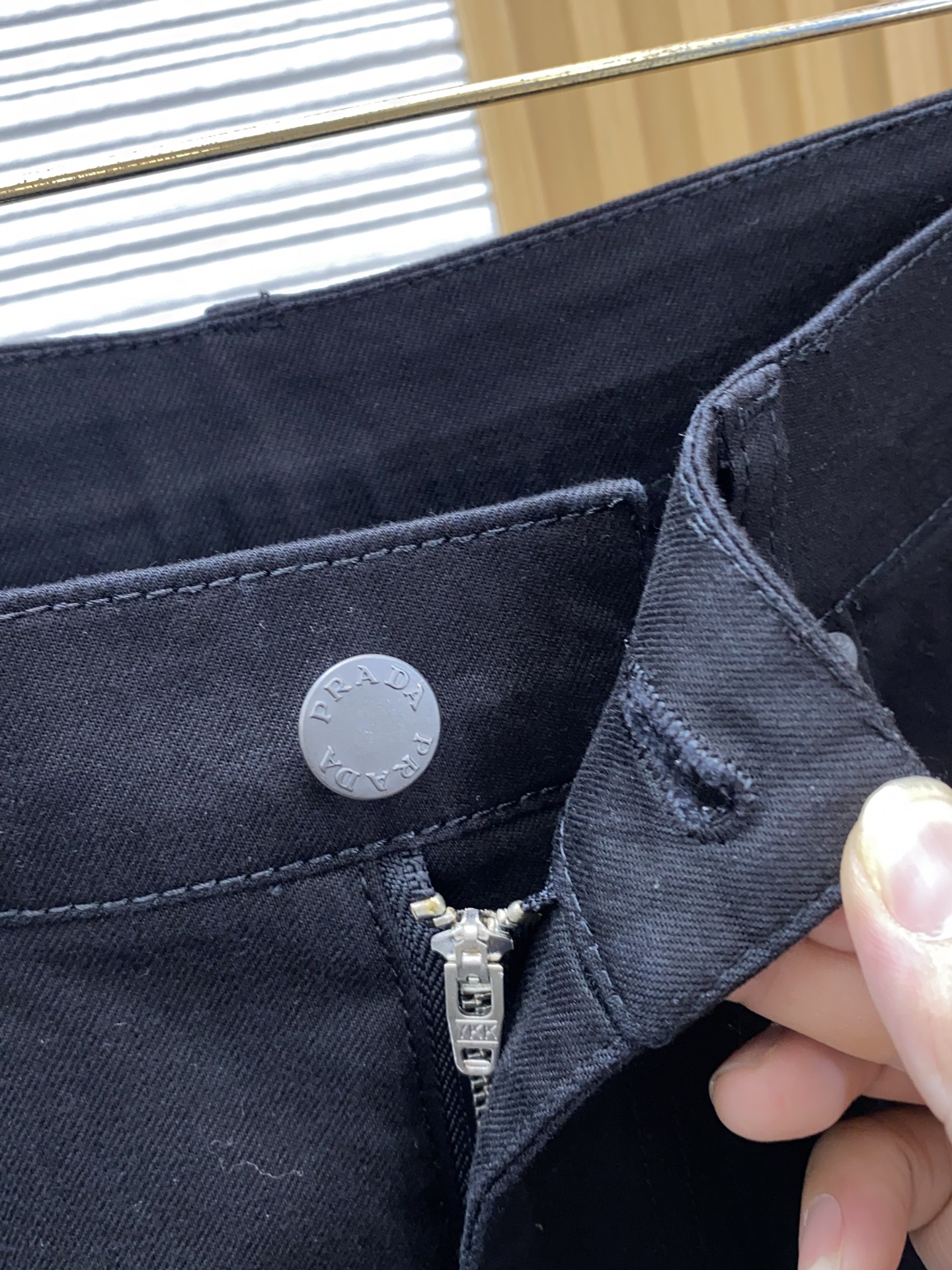 普拉达 26春夏新款牛仔五袋休闲裤 干净利落剪裁，都市风十足 采用精纺面料手感软糯干爽，上身效果挺括有型