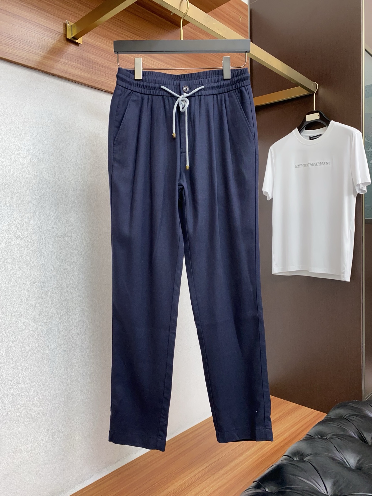 Bc 26春夏新款 休闲裤 干净利落剪裁，都市风十足 采用精纺棉麻纤维面料手感软糯干爽，上身效果挺括有型