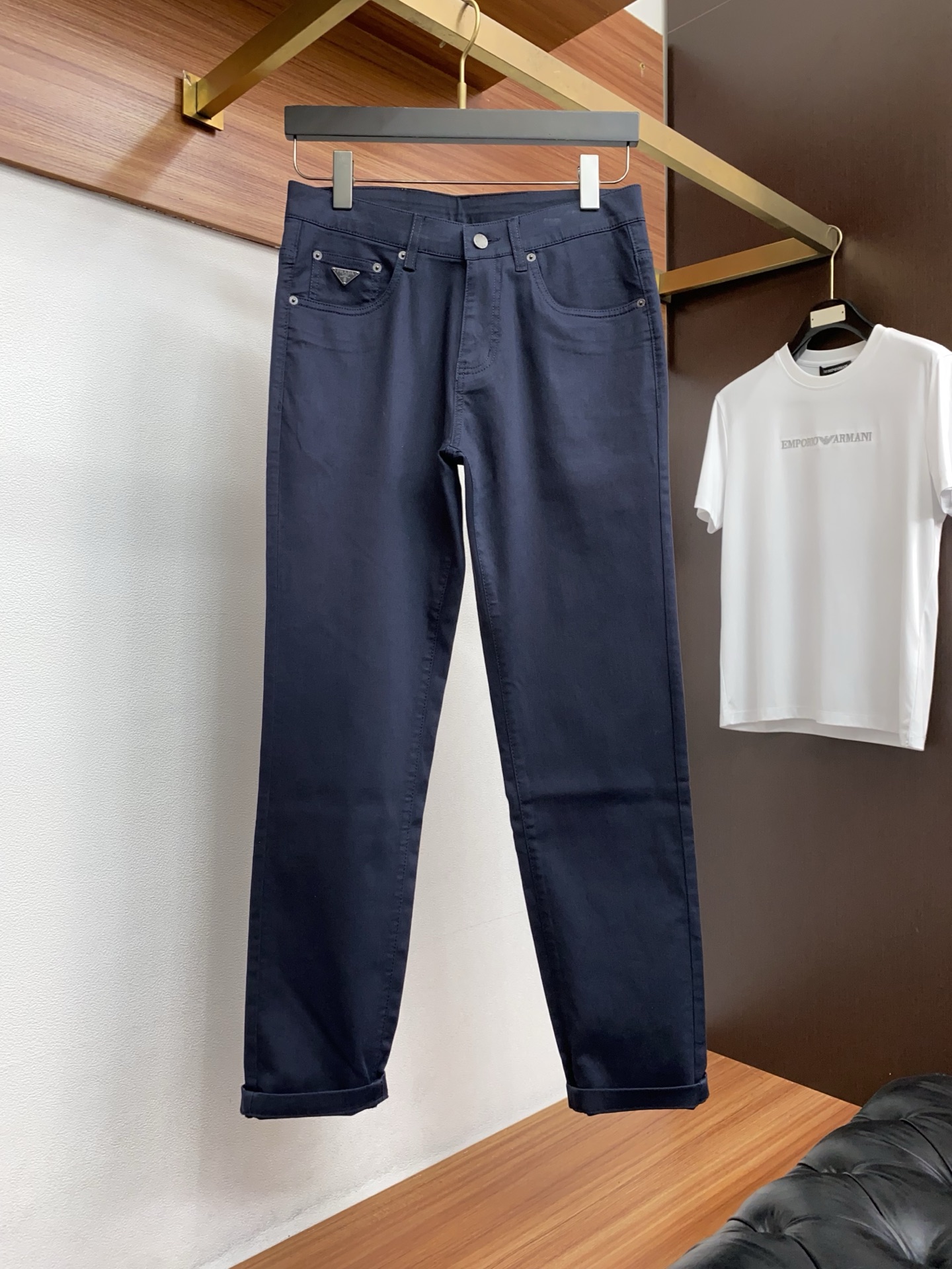 普拉达 26春夏新款五袋休闲裤 干净利落剪裁，都市风十足 采用精纺面料手感软糯干爽，上身效果挺括有型。五