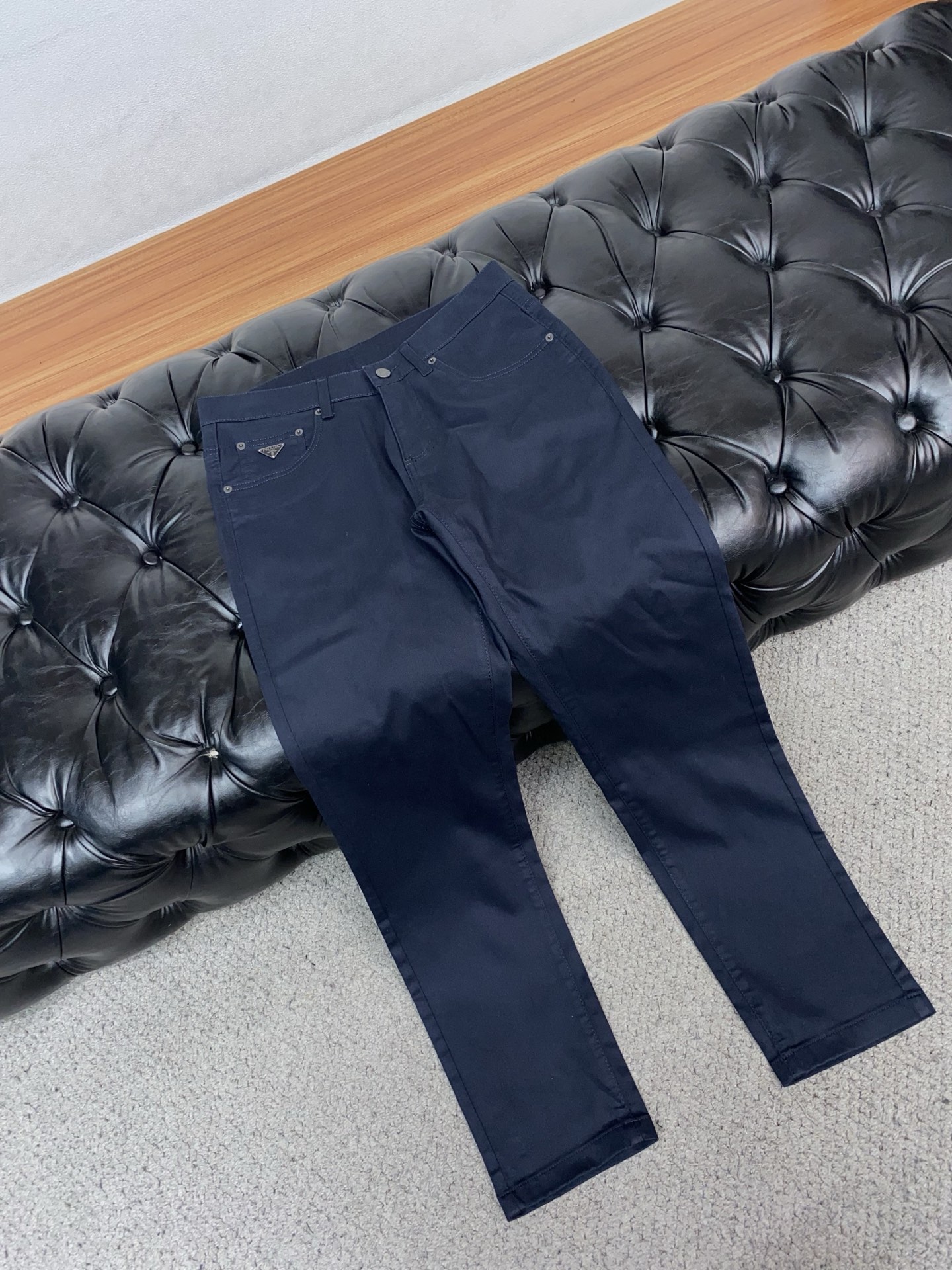 普拉达 26春夏新款五袋休闲裤 干净利落剪裁，都市风十足 采用精纺面料手感软糯干爽，上身效果挺括有型。五