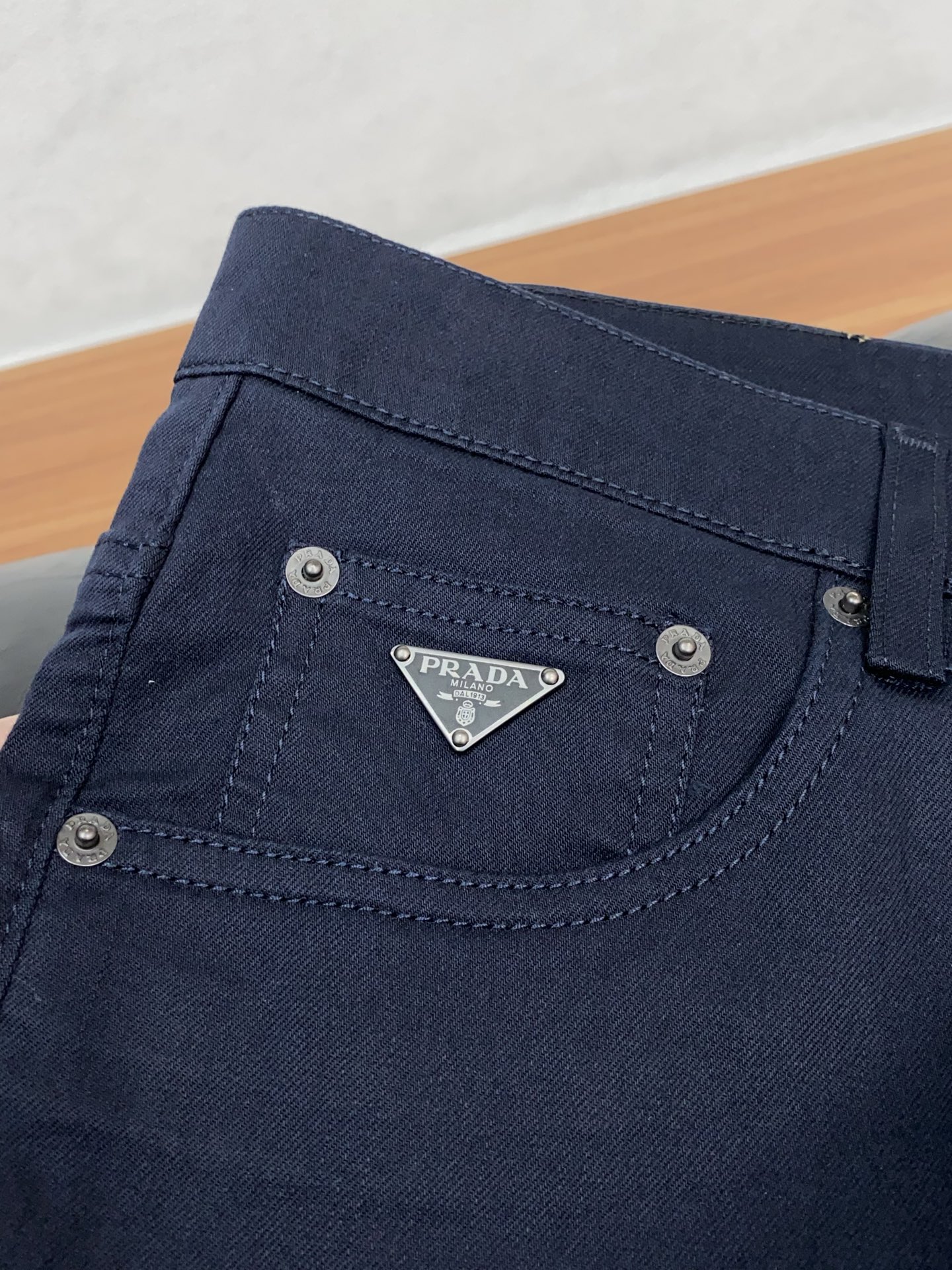 普拉达 26春夏新款五袋休闲裤 干净利落剪裁，都市风十足 采用精纺面料手感软糯干爽，上身效果挺括有型。五