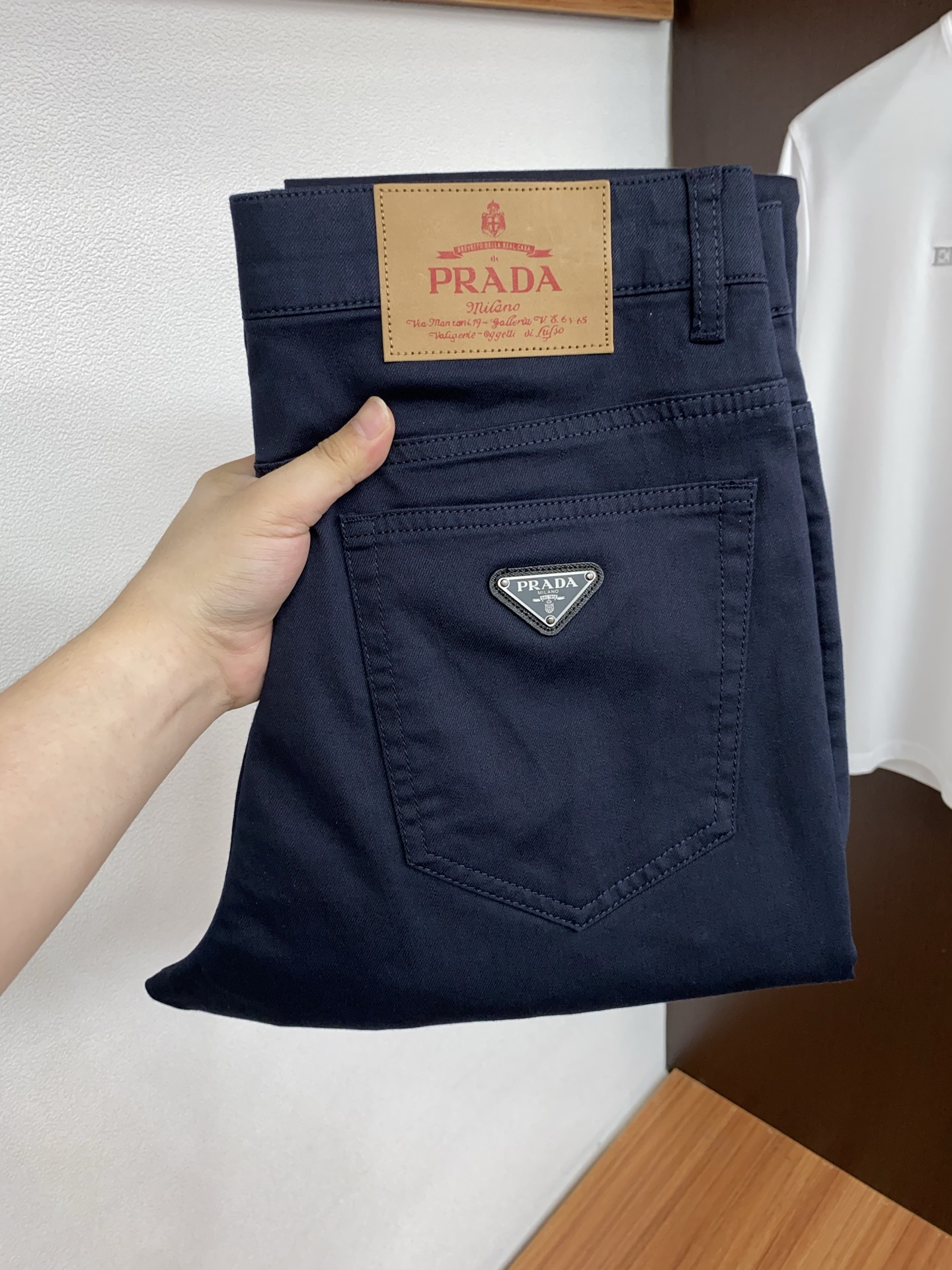 普拉达 26春夏新款五袋休闲裤 干净利落剪裁，都市风十足 采用精纺面料手感软糯干爽，上身效果挺括有型。五