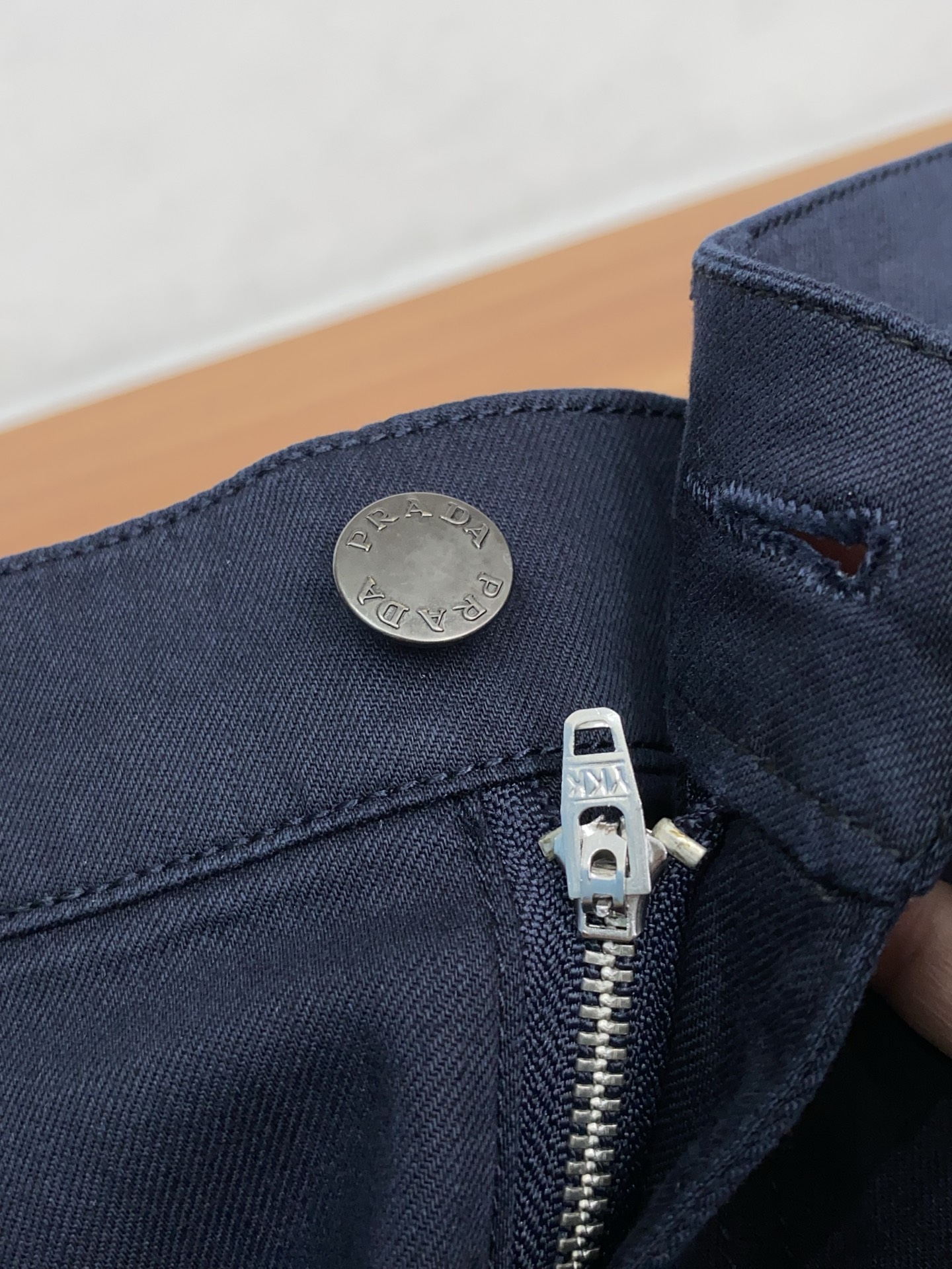 普拉达 26春夏新款五袋休闲裤 干净利落剪裁，都市风十足 采用精纺面料手感软糯干爽，上身效果挺括有型。五