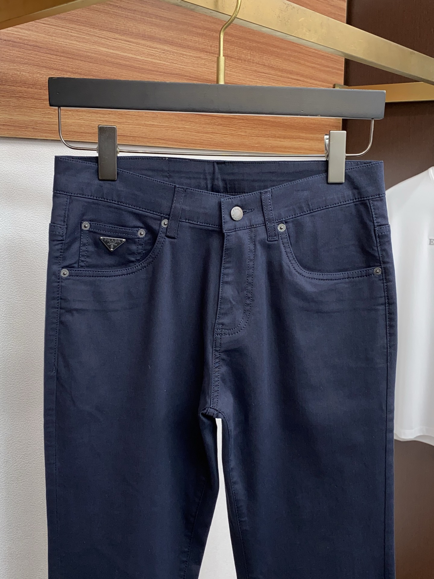 普拉达 26春夏新款五袋休闲裤 干净利落剪裁，都市风十足 采用精纺面料手感软糯干爽，上身效果挺括有型。五