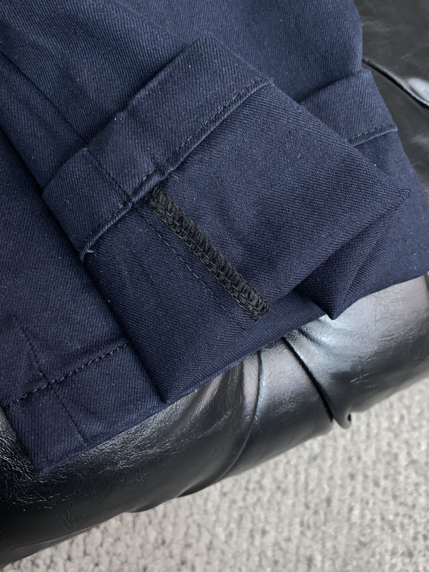 普拉达 26春夏新款五袋休闲裤 干净利落剪裁，都市风十足 采用精纺面料手感软糯干爽，上身效果挺括有型。五