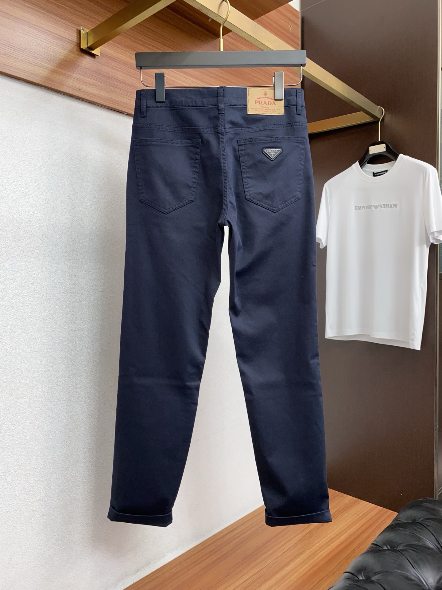 普拉达 26春夏新款五袋休闲裤 干净利落剪裁，都市风十足 采用精纺面料手感软糯干爽，上身效果挺括有型。五