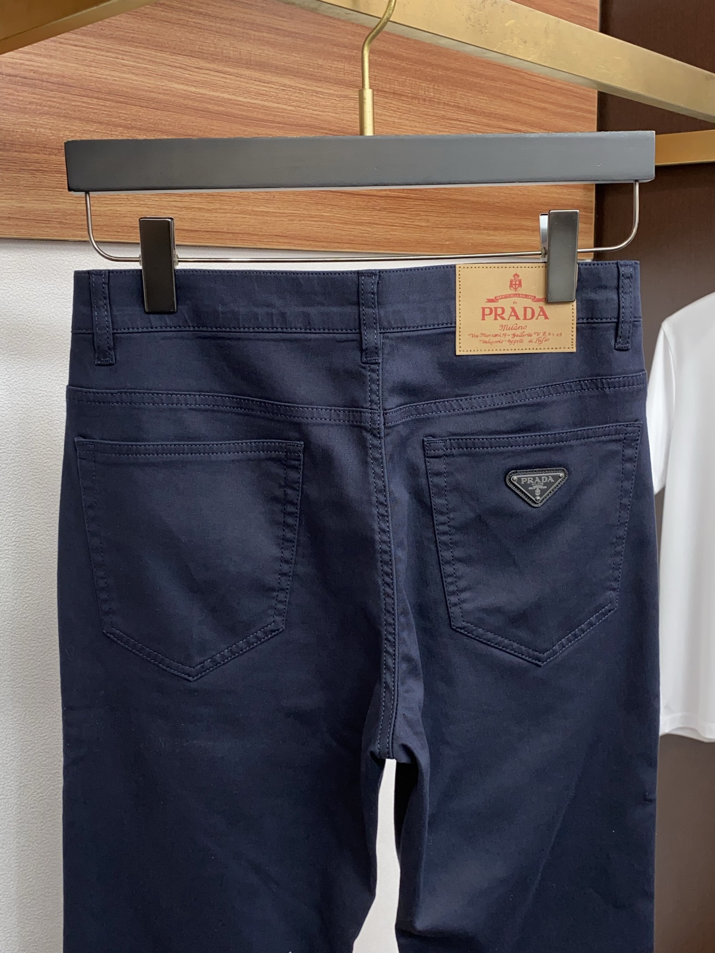 普拉达 26春夏新款五袋休闲裤 干净利落剪裁，都市风十足 采用精纺面料手感软糯干爽，上身效果挺括有型。五