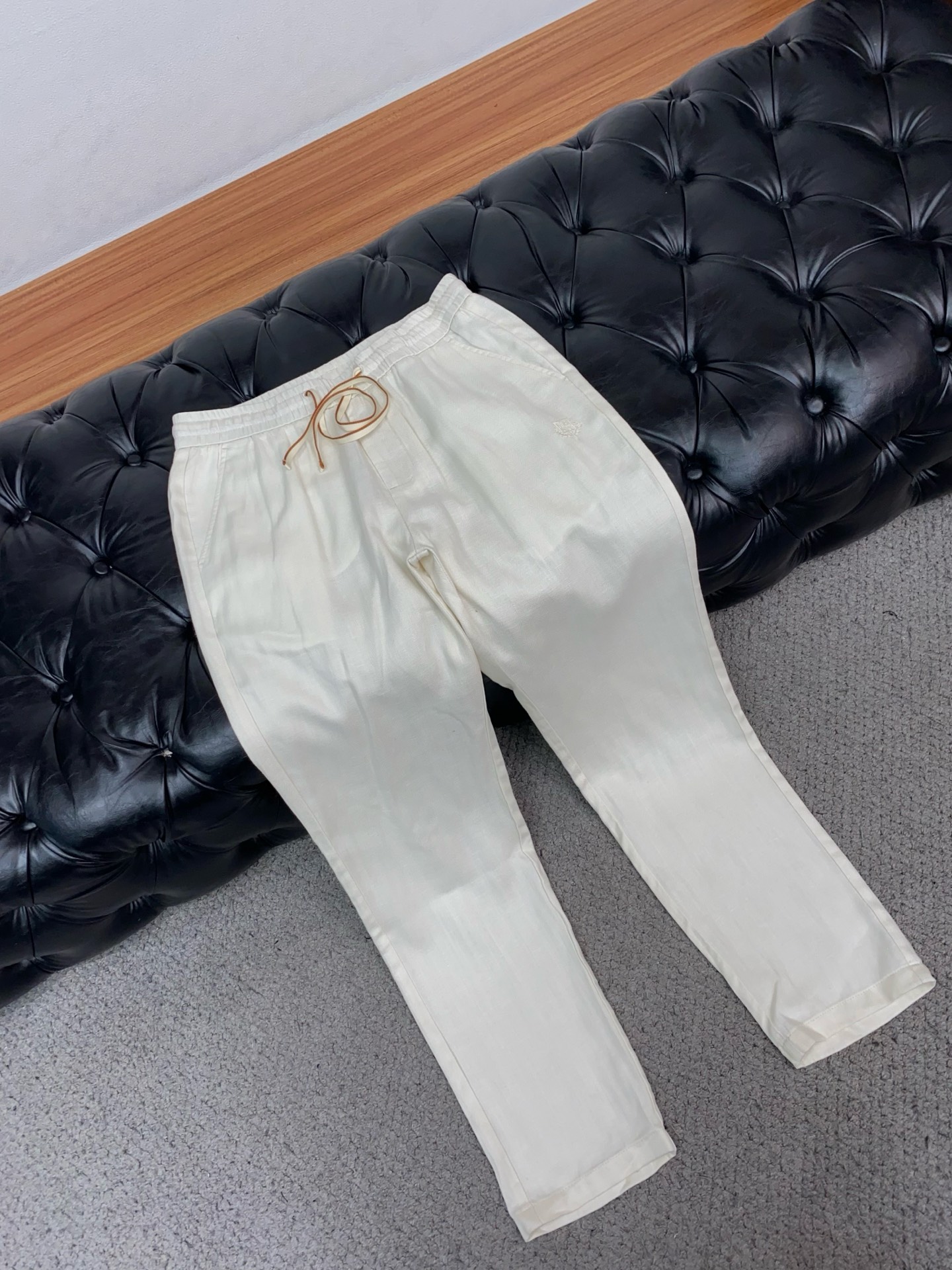 Loro piana 诺悠偏雅 26春夏新款 休闲裤 干净利落剪裁，都市风十足 采用精纺棉麻纤维面料手感