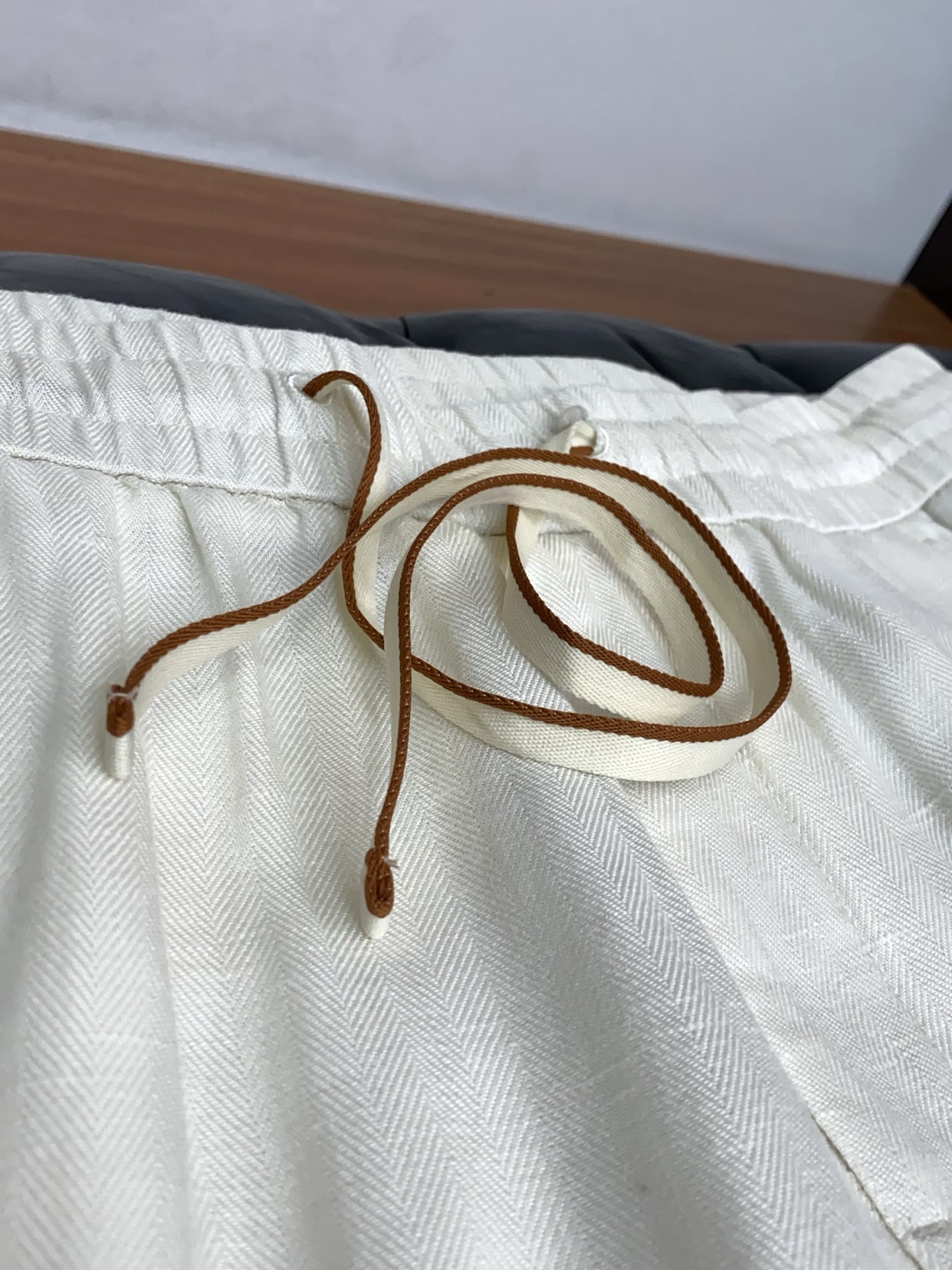 Loro piana 诺悠偏雅 26春夏新款 休闲裤 干净利落剪裁，都市风十足 采用精纺棉麻纤维面料手感