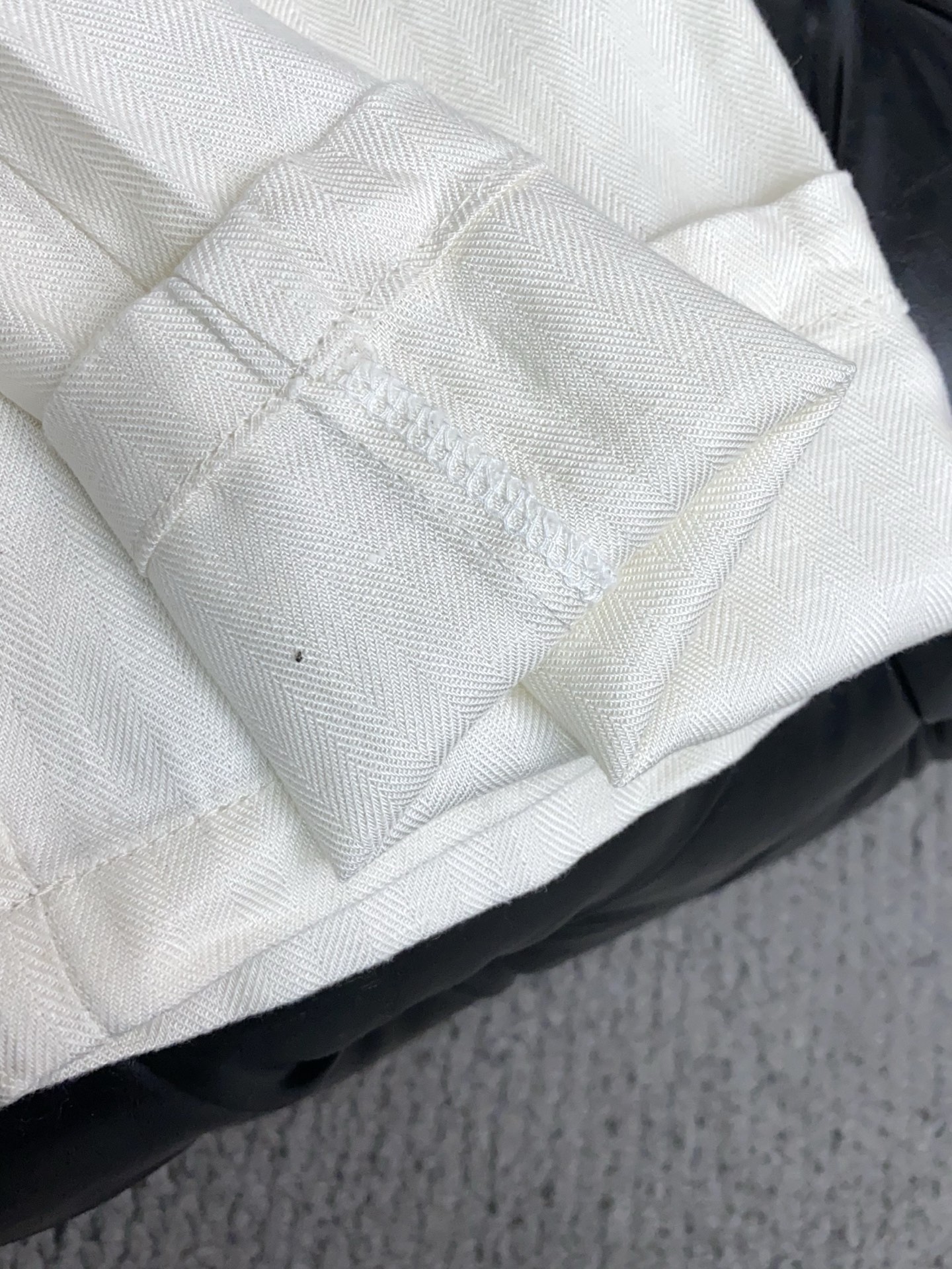 Loro piana 诺悠偏雅 26春夏新款 休闲裤 干净利落剪裁，都市风十足 采用精纺棉麻纤维面料手感