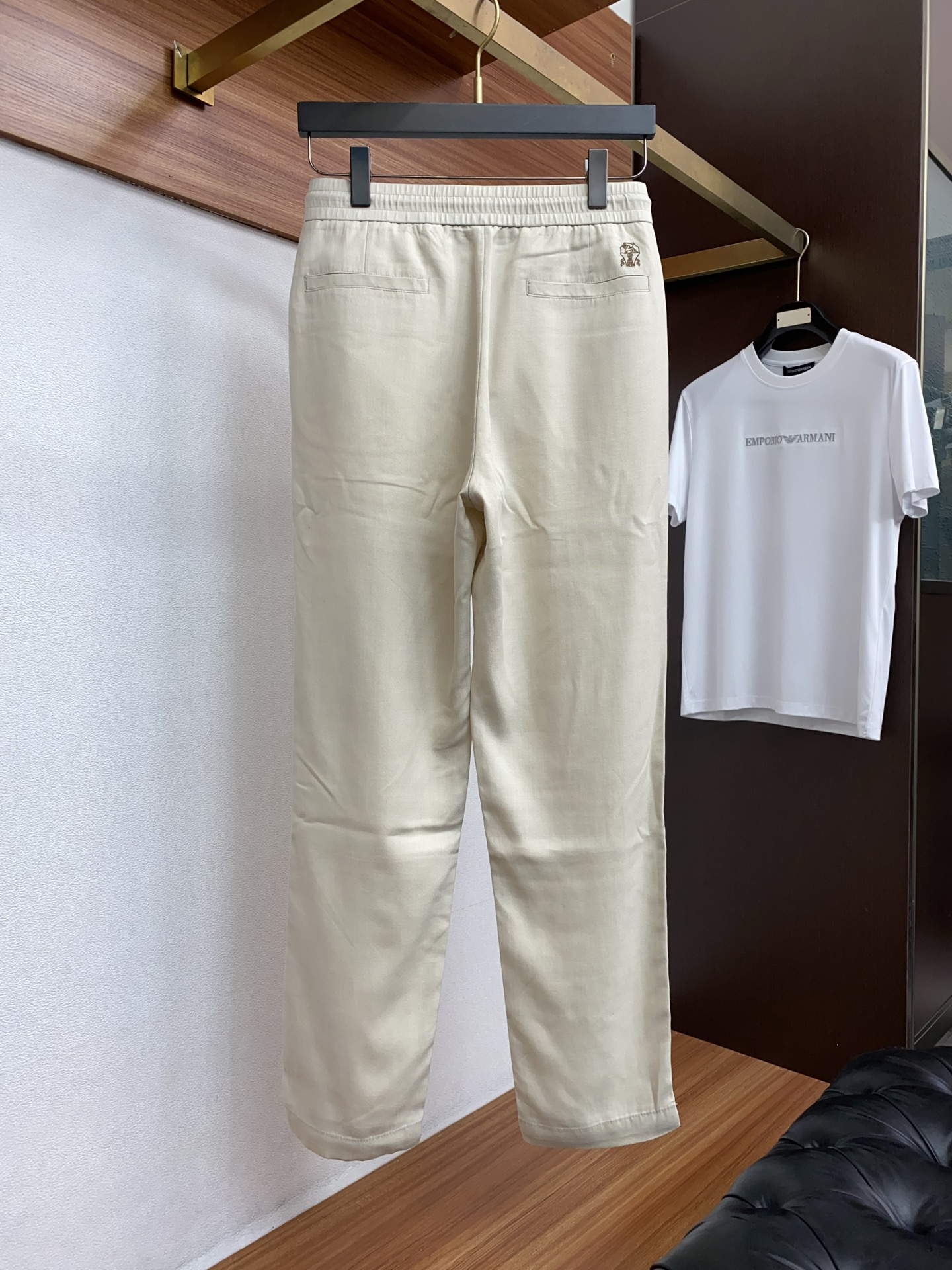 Bc 26春夏新款 休闲裤 干净利落剪裁，都市风十足 采用精纺棉麻纤维面料手感软糯干爽，上身效果挺括有型