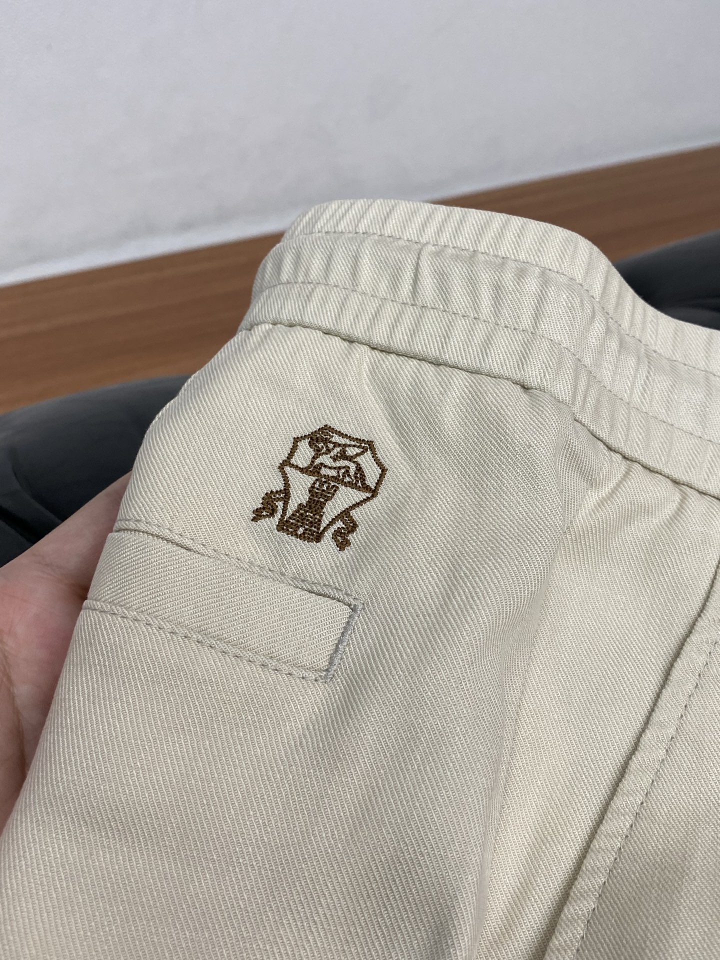 Bc 26春夏新款 休闲裤 干净利落剪裁，都市风十足 采用精纺棉麻纤维面料手感软糯干爽，上身效果挺括有型