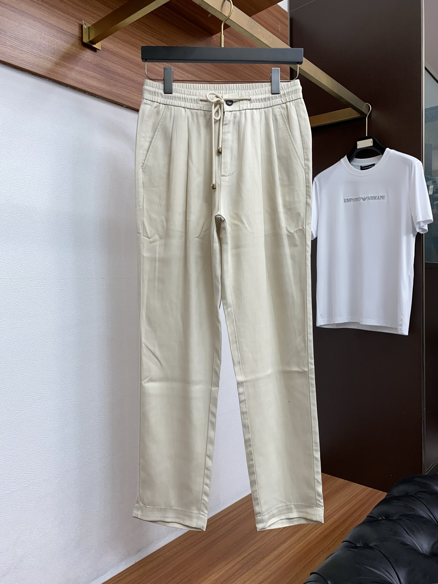 Bc 26春夏新款 休闲裤 干净利落剪裁，都市风十足 采用精纺棉麻纤维面料手感软糯干爽，上身效果挺括有型