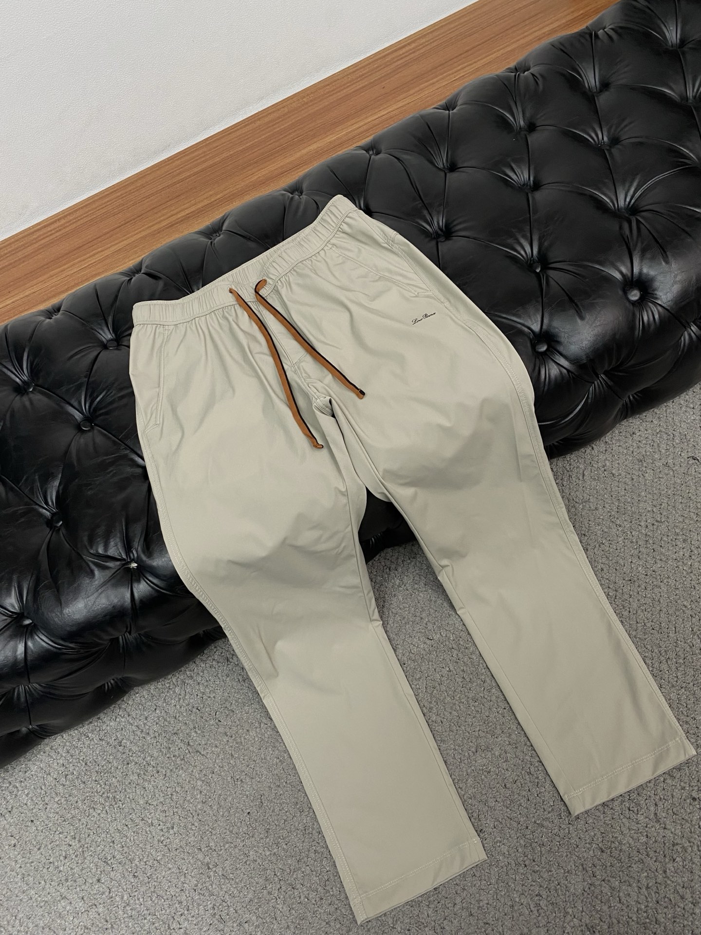 Loro piana 诺悠偏雅 26春夏新款 休闲裤 干净利落剪裁，都市风十足 采用精纺面料手感软糯干爽