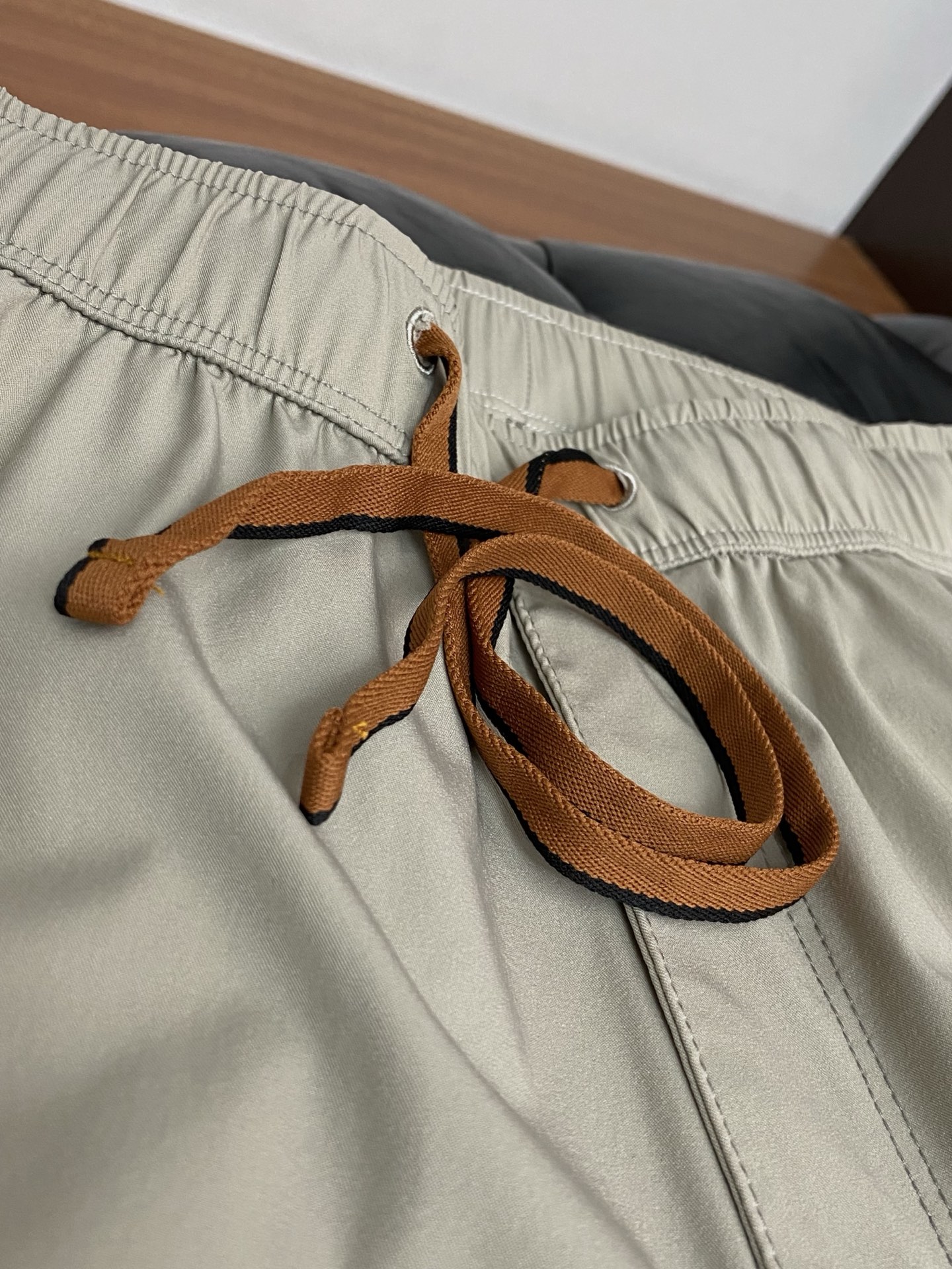Loro piana 诺悠偏雅 26春夏新款 休闲裤 干净利落剪裁，都市风十足 采用精纺面料手感软糯干爽