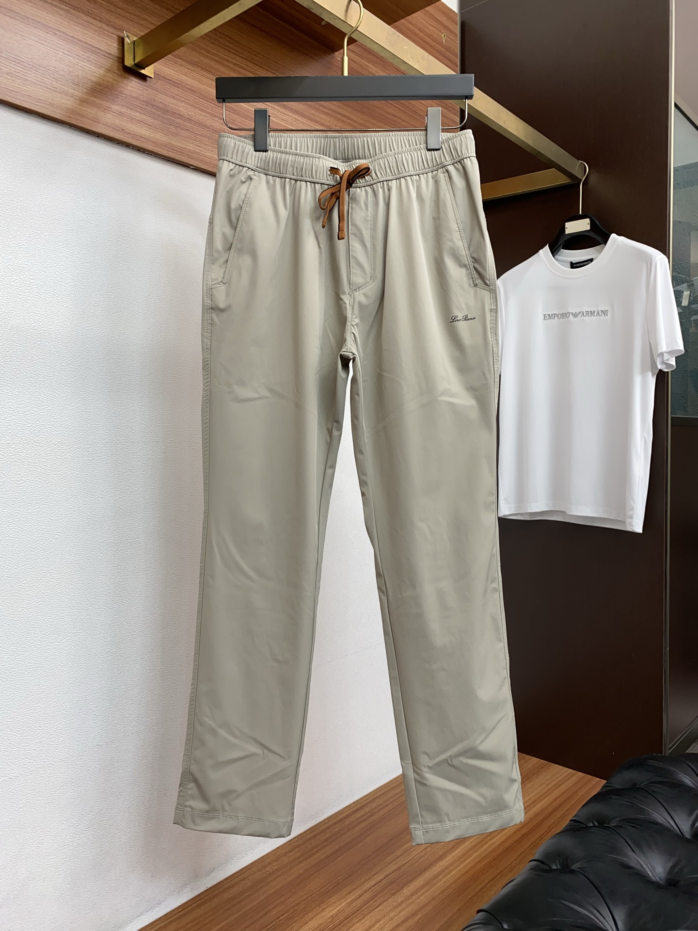 Loro piana 诺悠偏雅 26春夏新款 休闲裤 干净利落剪裁，都市风十足 采用精纺面料手感软糯干爽