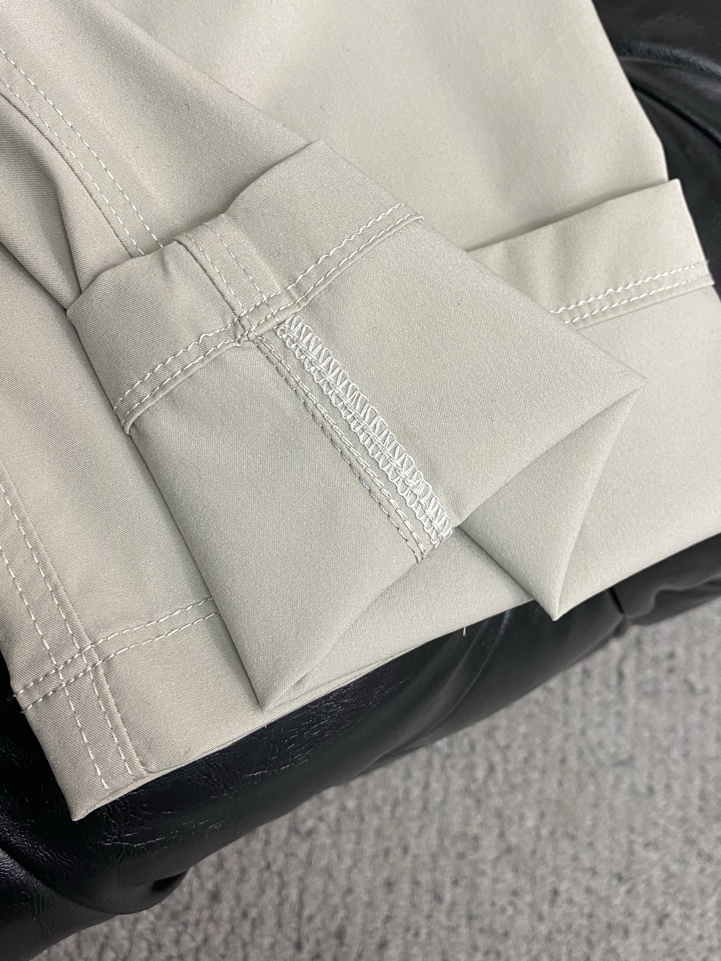 Loro piana 诺悠偏雅 26春夏新款 休闲裤 干净利落剪裁，都市风十足 采用精纺面料手感软糯干爽