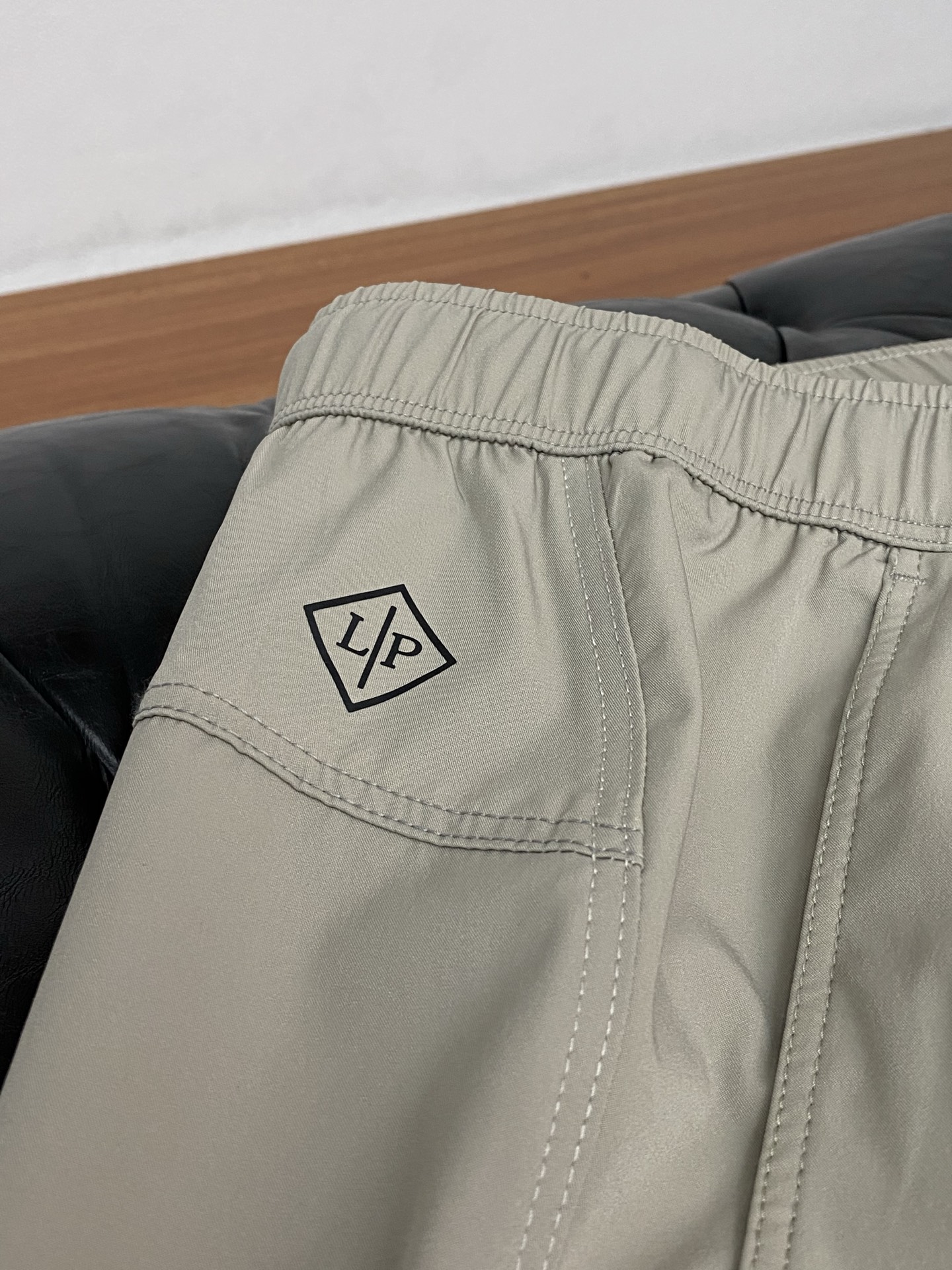 Loro piana 诺悠偏雅 26春夏新款 休闲裤 干净利落剪裁，都市风十足 采用精纺面料手感软糯干爽