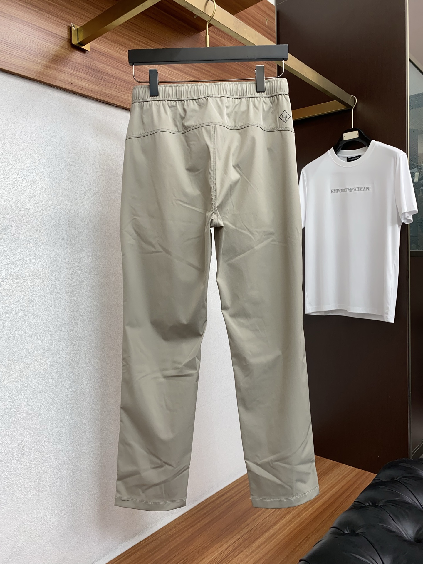 Loro piana 诺悠偏雅 26春夏新款 休闲裤 干净利落剪裁，都市风十足 采用精纺面料手感软糯干爽
