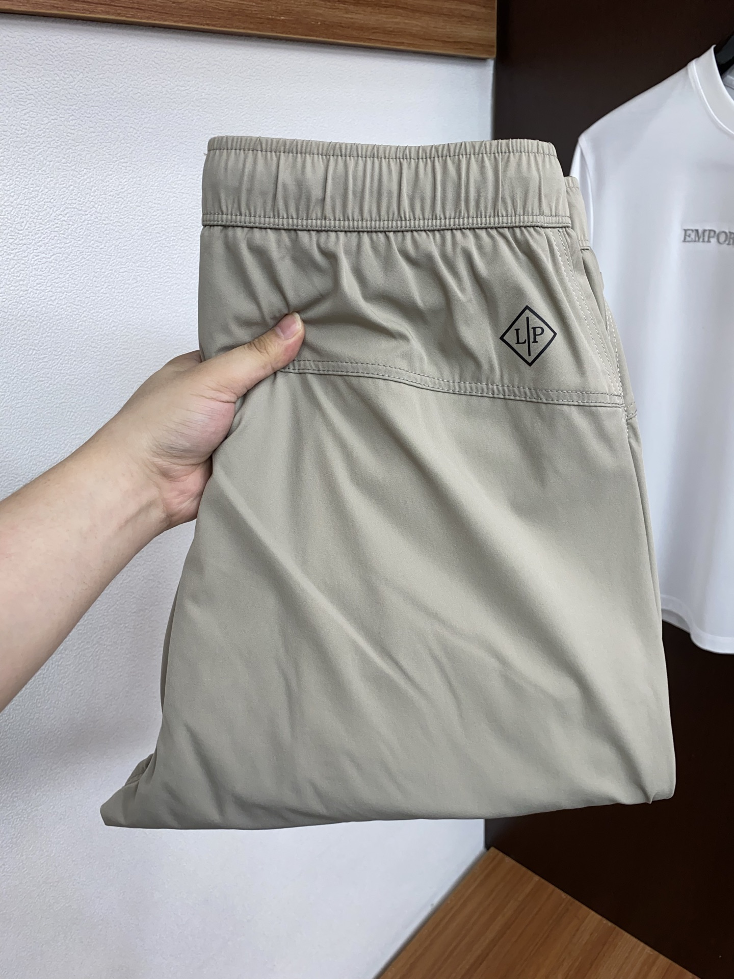 Loro piana 诺悠偏雅 26春夏新款 休闲裤 干净利落剪裁，都市风十足 采用精纺面料手感软糯干爽