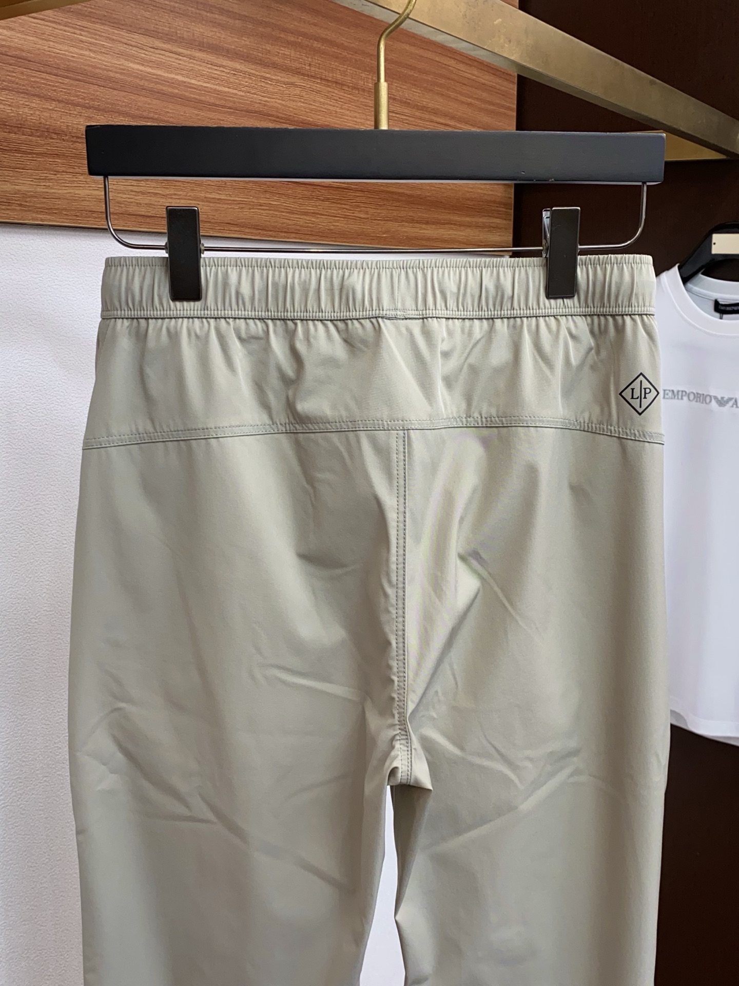 Loro piana 诺悠偏雅 26春夏新款 休闲裤 干净利落剪裁，都市风十足 采用精纺面料手感软糯干爽